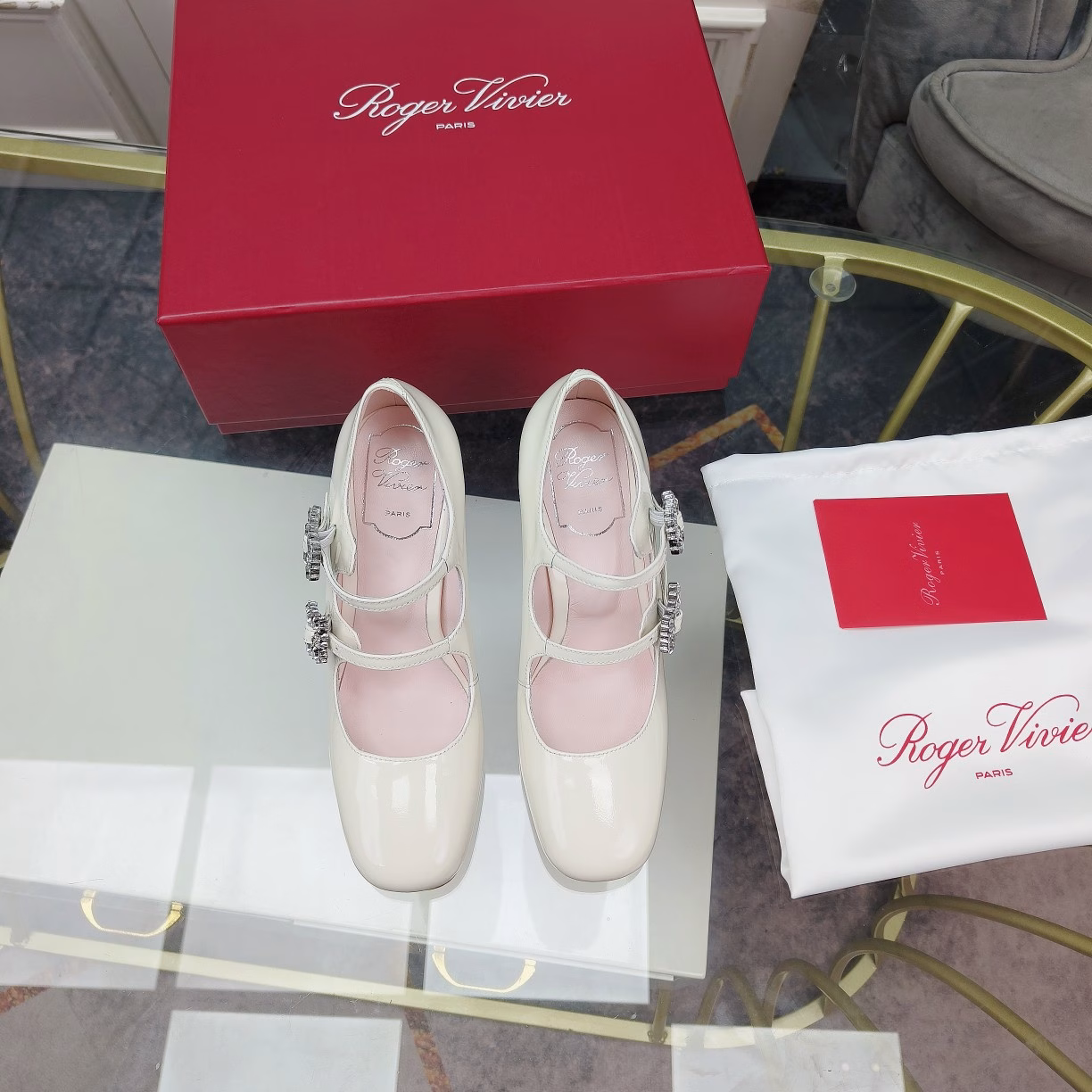 Roger Vivier Spring 2024 new single shoes with heels and diamond bucklesThis Tres Vivier Mini Babies diamond buckle patent leather ballet shoe draws inspiration from the Belle Vivier series. Tres Vivier has become the latest fashion icon with its novel design. This ballet shoe is made of shiny patent leather, with two buckles on the upper decorated with small sparkling diamond buckles. The geometric heel incorporates elements of the 1960s, presenting a refined, elegant yet comfortable look