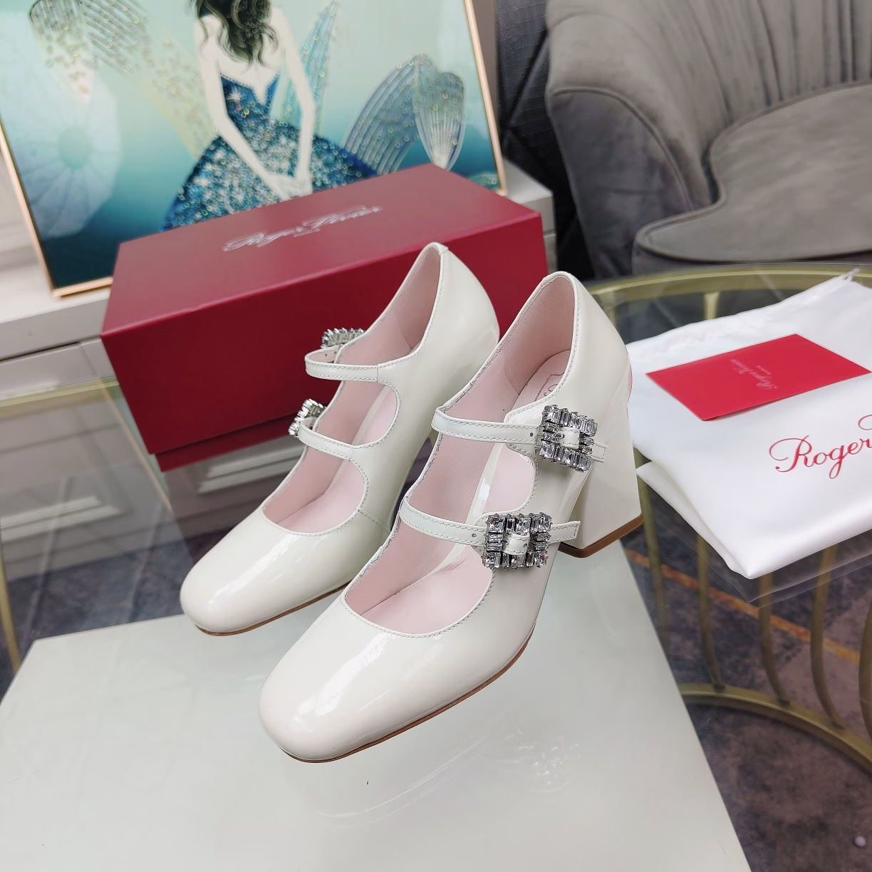 Roger Vivier Spring 2024 new single shoes with heels and diamond bucklesThis Tres Vivier Mini Babies diamond buckle patent leather ballet shoe draws inspiration from the Belle Vivier series. Tres Vivier has become the latest fashion icon with its novel design. This ballet shoe is made of shiny patent leather, with two buckles on the upper decorated with small sparkling diamond buckles. The geometric heel incorporates elements of the 1960s, presenting a refined, elegant yet comfortable look