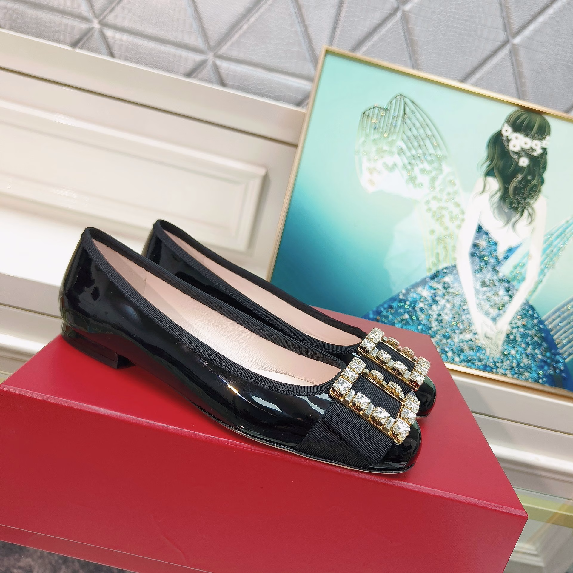 Roger Vivier drew inspiration from the Belle Vivier collection and added design novelty to the Tres Vivier collection, becoming a beloved new icon. This ballet shoe is made of Napa leather, decorated with satin bows and the front, and the large diamond buckles shine brilliantly.