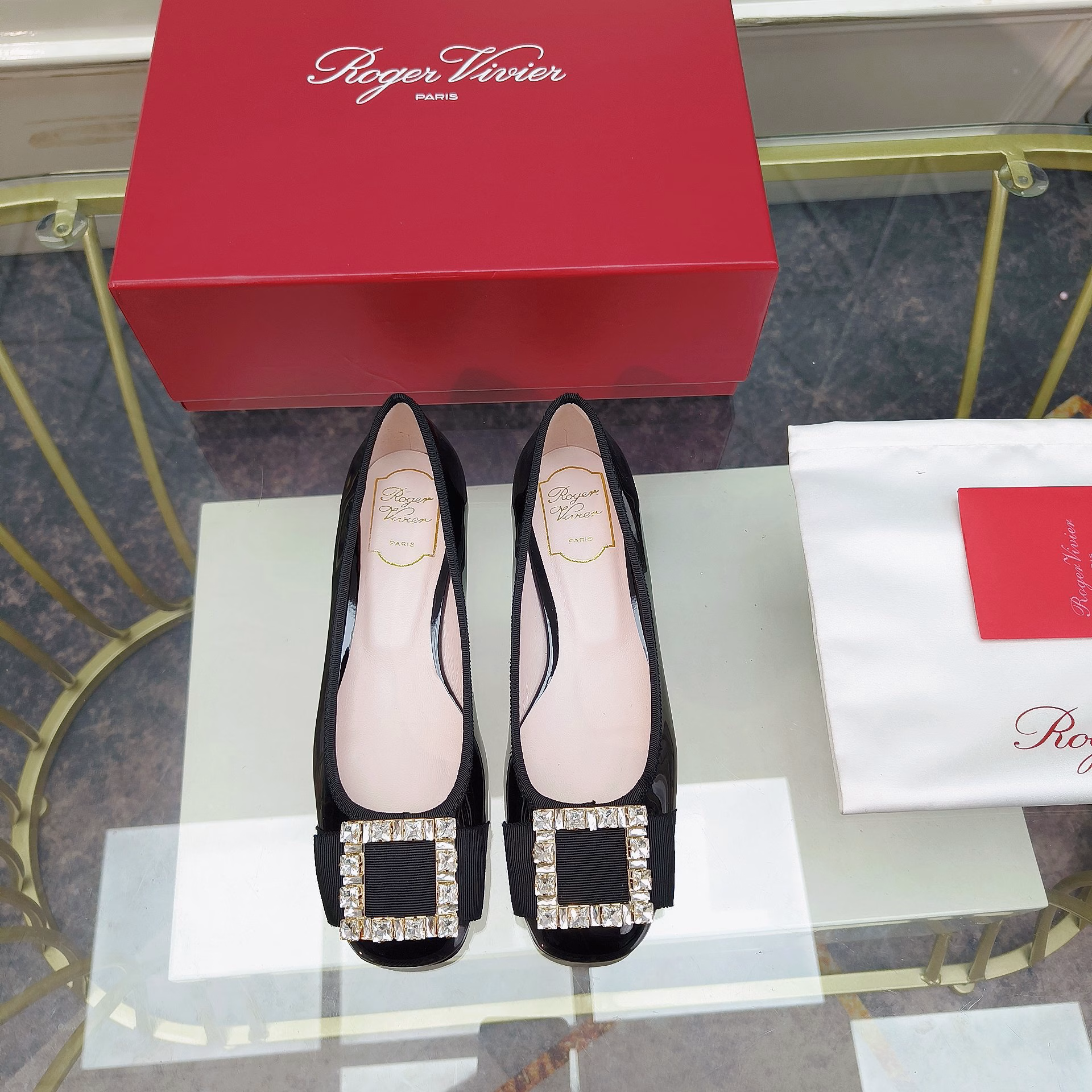 Roger Vivier drew inspiration from the Belle Vivier collection and added design novelty to the Tres Vivier collection, becoming a beloved new icon. This ballet shoe is made of Napa leather, decorated with satin bows and the front, and the large diamond buckles shine brilliantly.
