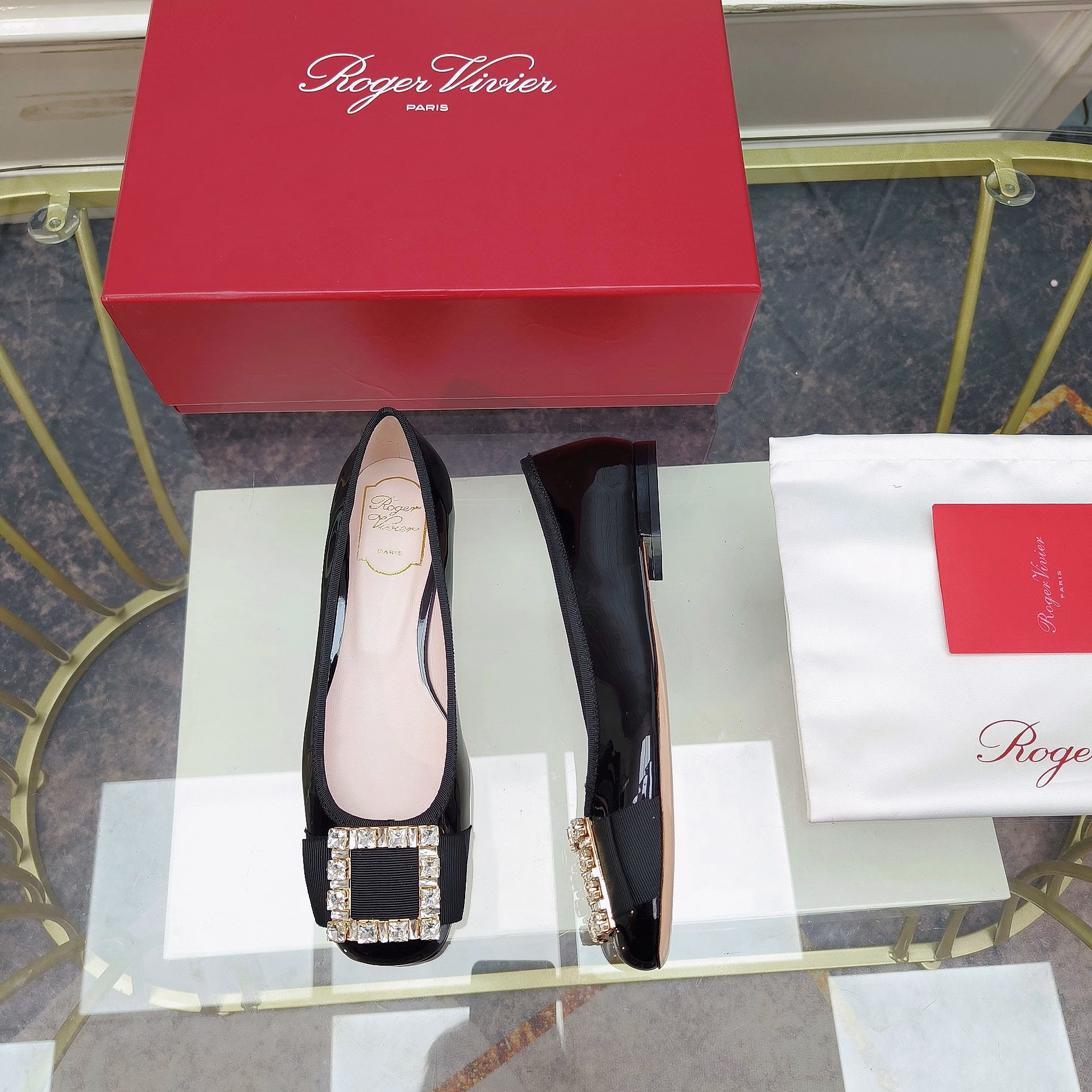 Roger Vivier drew inspiration from the Belle Vivier collection and added design novelty to the Tres Vivier collection, becoming a beloved new icon. This ballet shoe is made of Napa leather, decorated with satin bows and the front, and the large diamond buckles shine brilliantly.