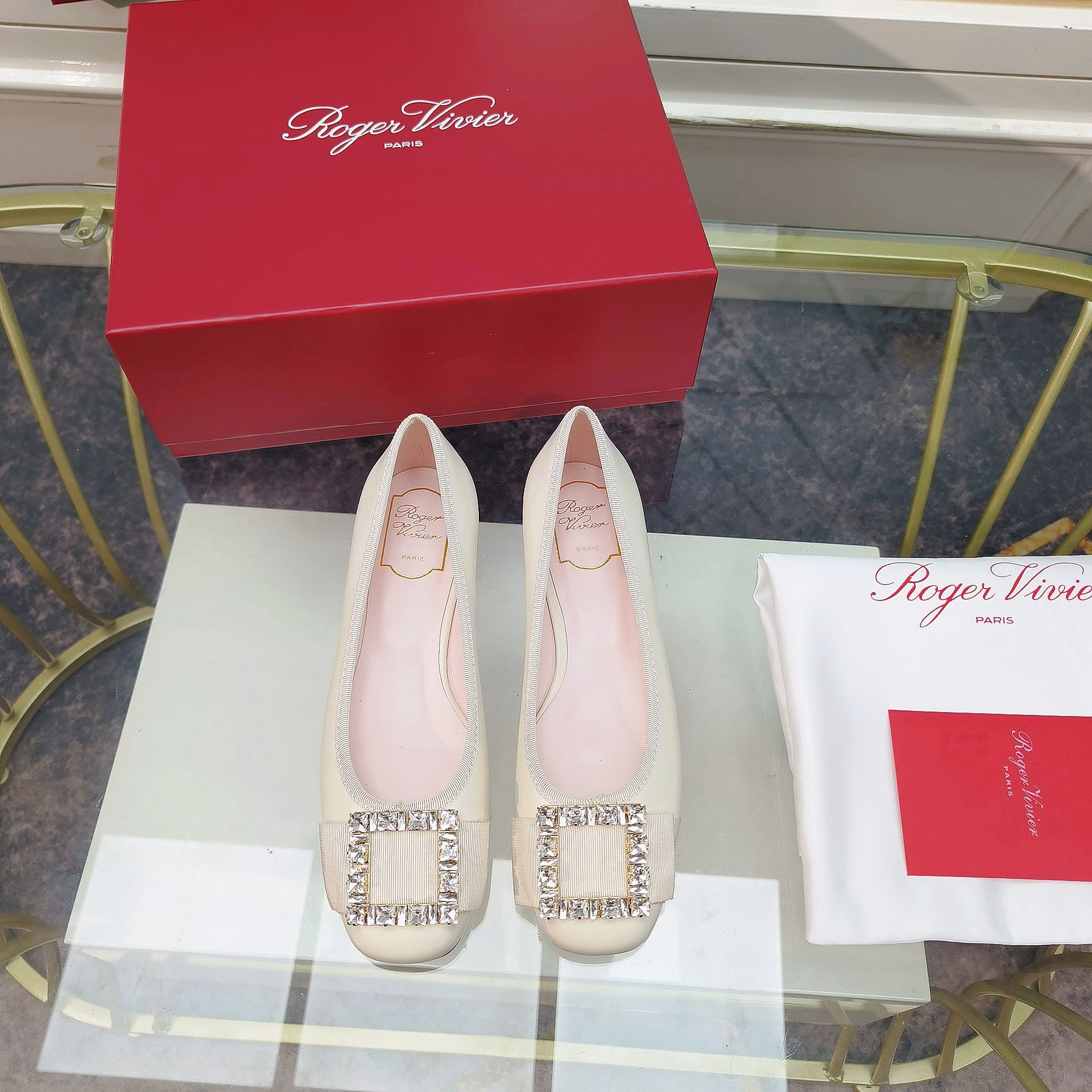 Roger Vivier drew inspiration from the Belle Vivier collection and added design novelty to the Tres Vivier collection, becoming a beloved new icon. This ballet shoe is made of Napa leather, decorated with satin bows and the front, and the large diamond buckles shine brilliantly.