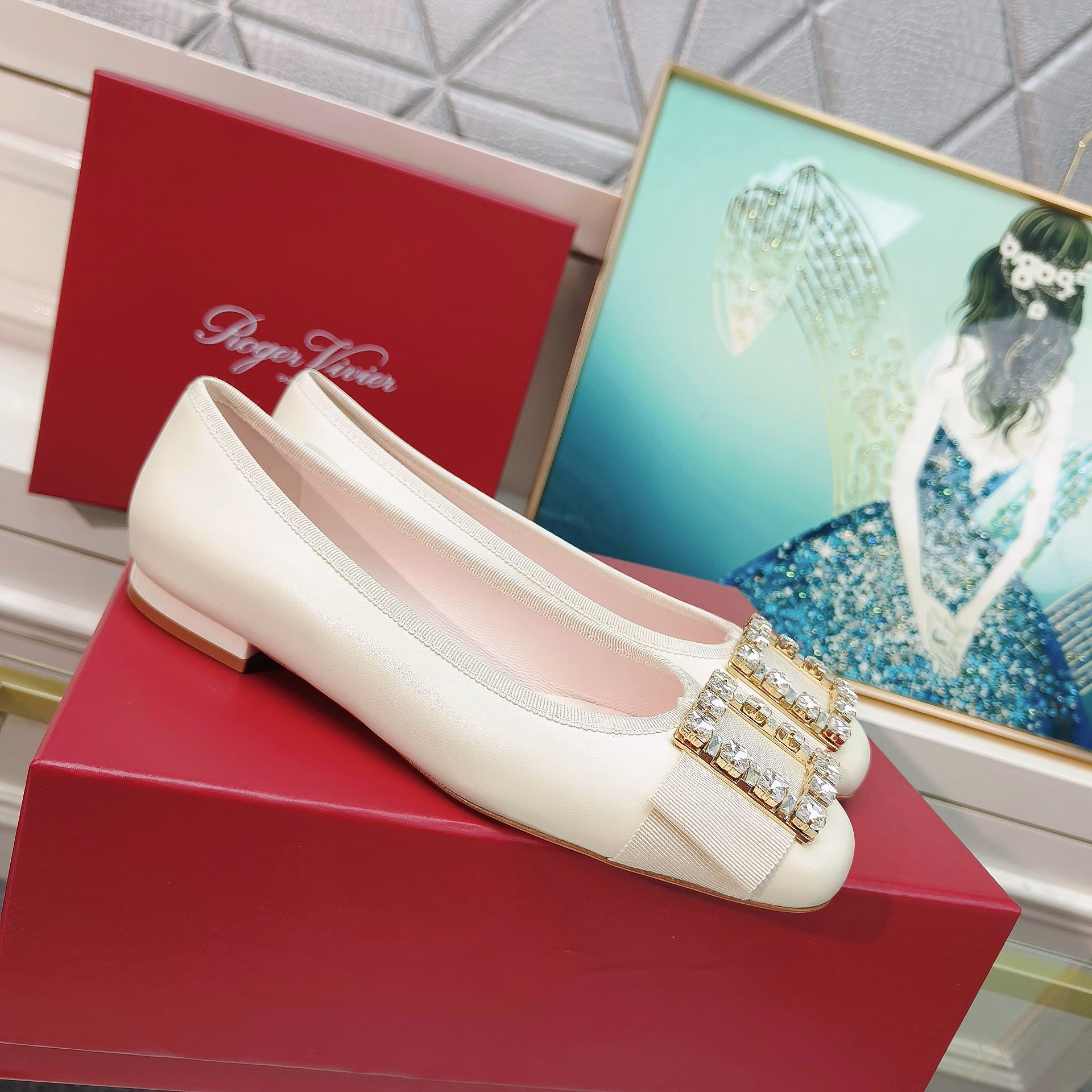 Roger Vivier drew inspiration from the Belle Vivier collection and added design novelty to the Tres Vivier collection, becoming a beloved new icon. This ballet shoe is made of Napa leather, decorated with satin bows and the front, and the large diamond buckles shine brilliantly.