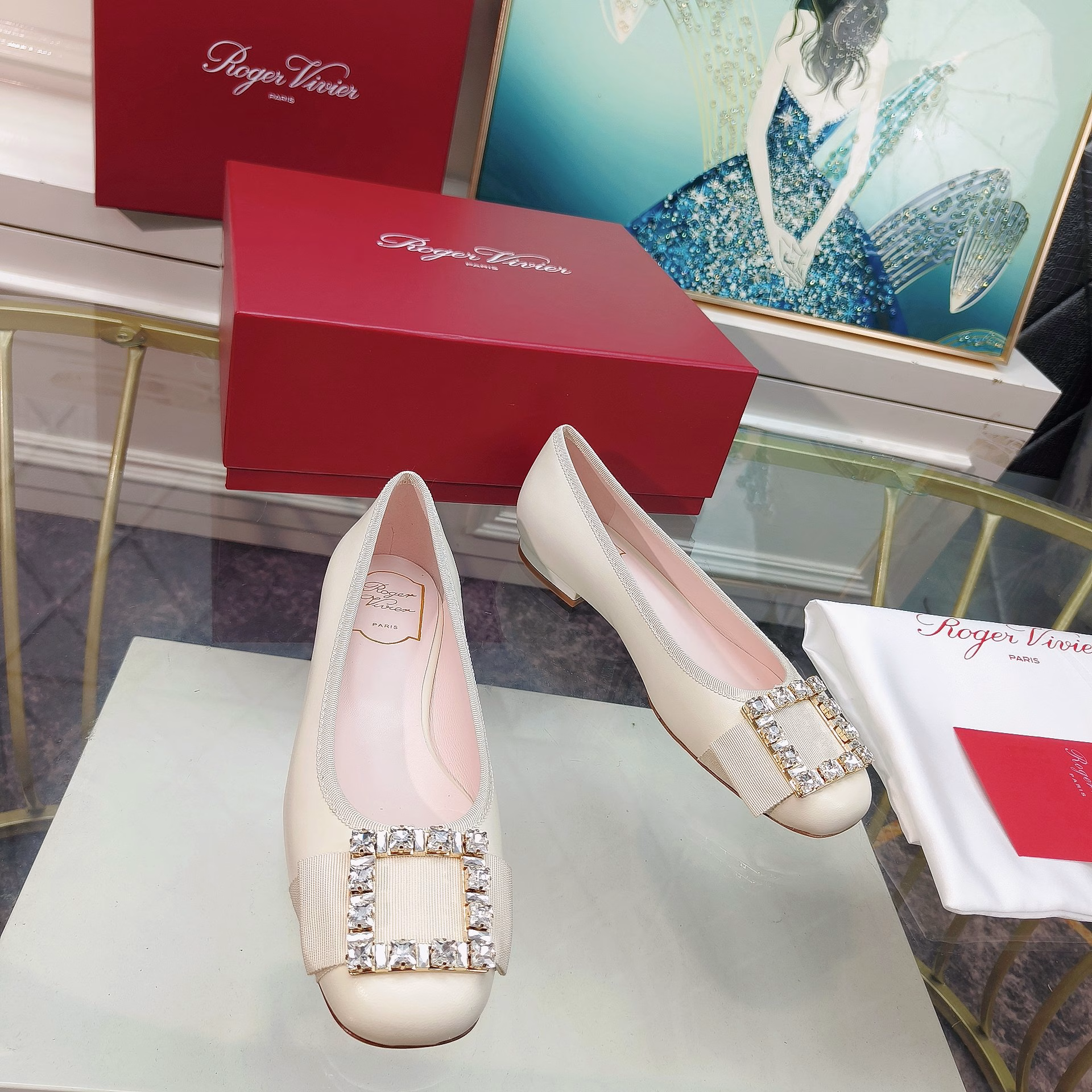 Roger Vivier drew inspiration from the Belle Vivier collection and added design novelty to the Tres Vivier collection, becoming a beloved new icon. This ballet shoe is made of Napa leather, decorated with satin bows and the front, and the large diamond buckles shine brilliantly.