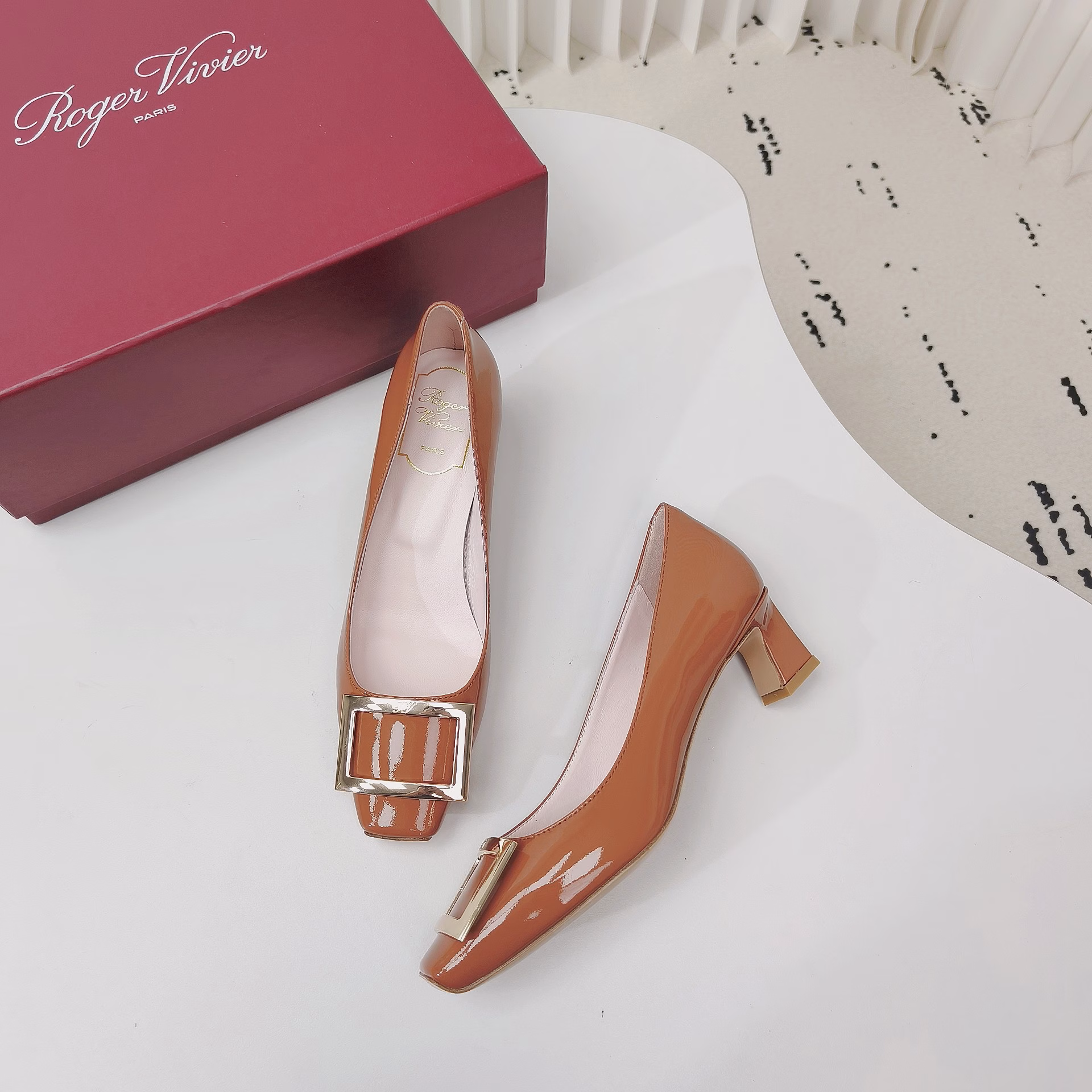 Roge* Vivie* classic square buckle horseshoe-heeled single shoes 👏 The color that has been snapped up recently 😍 Original custom patent leather ➕ Italian 🇮🇹 Genuine leather outsole ➕ top-layer sheepskin lining, insoles ➕ High-end original packaging = exclusive top version