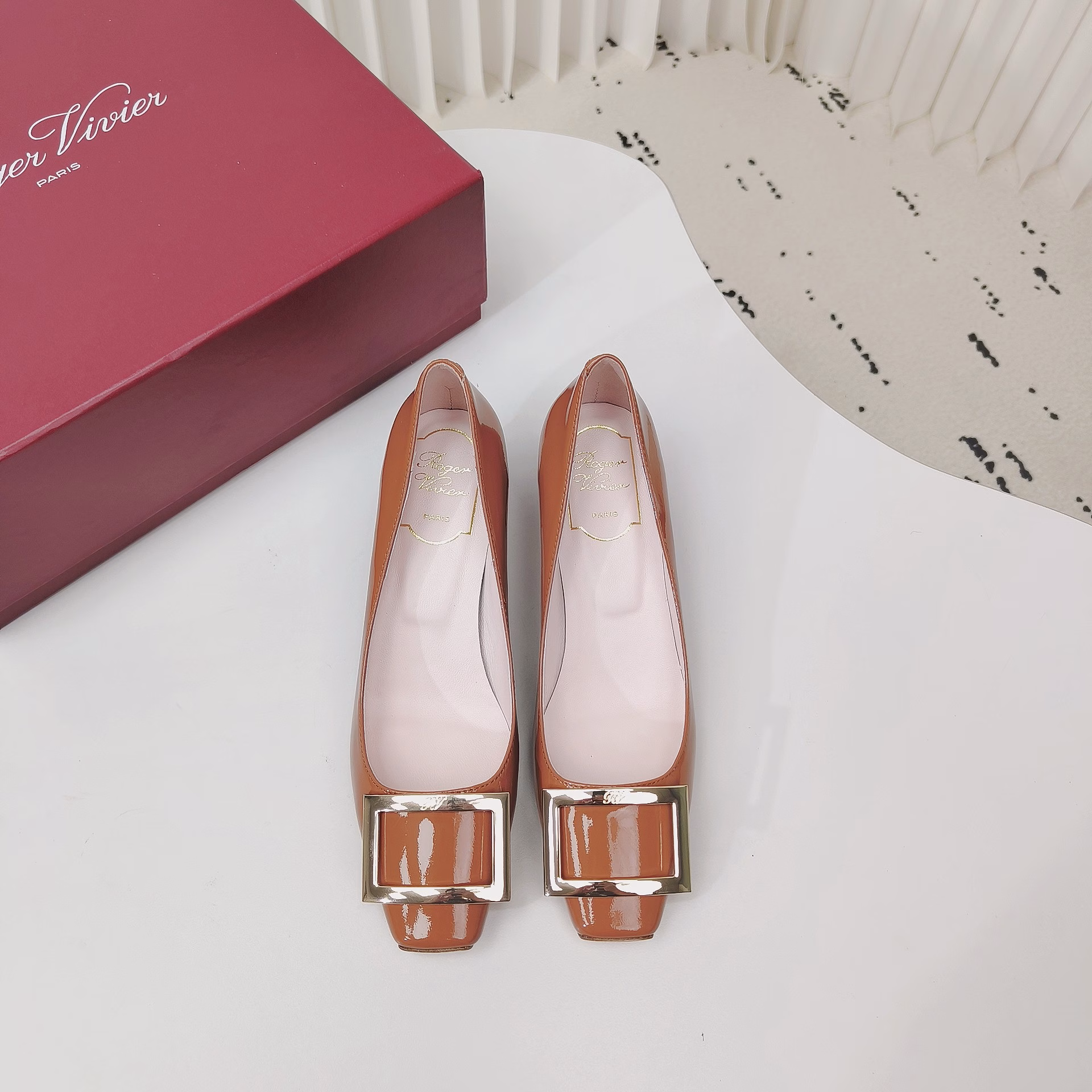 Roge* Vivie* classic square buckle horseshoe-heeled single shoes 👏 The color that has been snapped up recently 😍 Original custom patent leather ➕ Italian 🇮🇹 Genuine leather outsole ➕ top-layer sheepskin lining, insoles ➕ High-end original packaging = exclusive top version