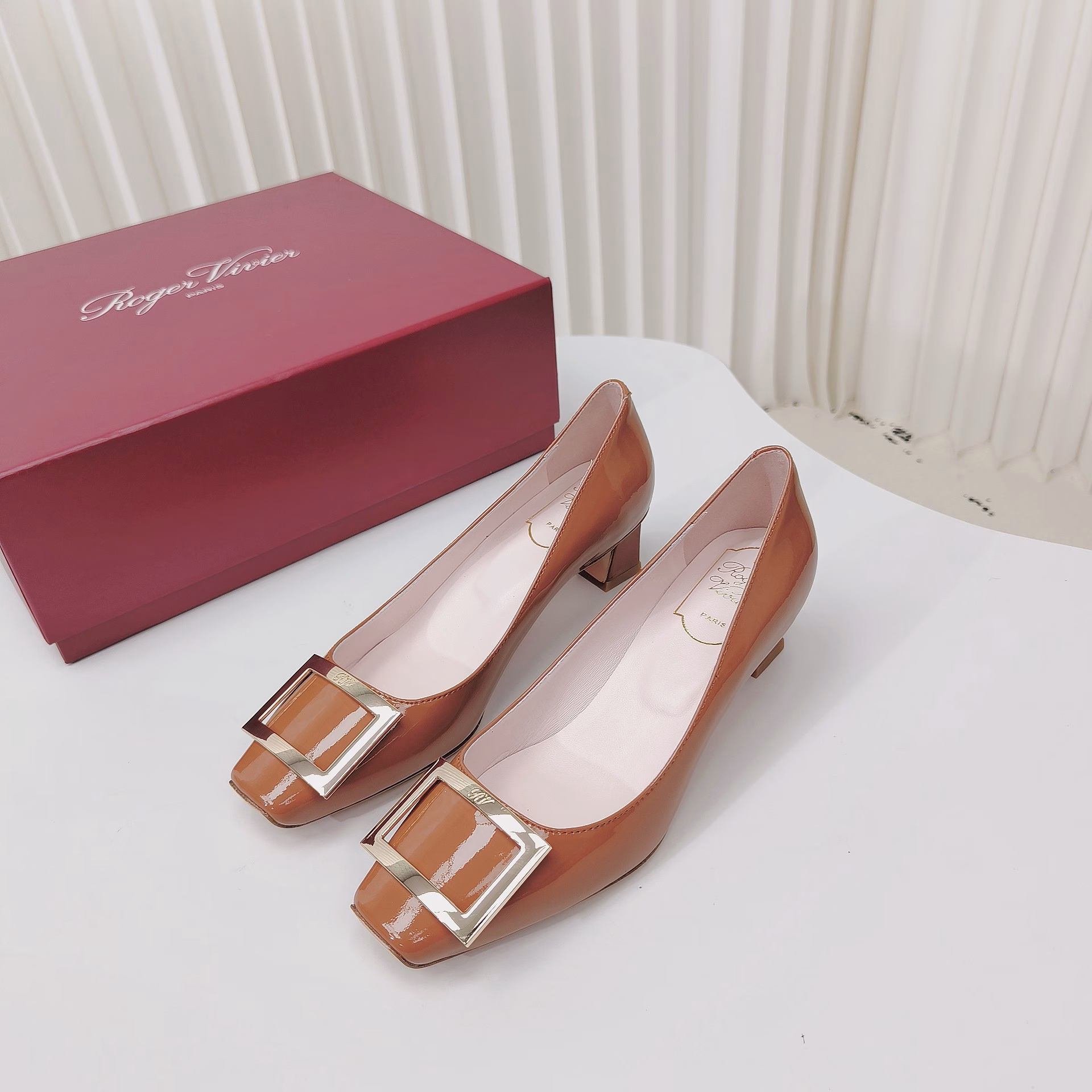 Roge* Vivie* classic square buckle horseshoe-heeled single shoes 👏 The color that has been snapped up recently 😍 Original custom patent leather ➕ Italian 🇮🇹 Genuine leather outsole ➕ top-layer sheepskin lining, insoles ➕ High-end original packaging = exclusive top version