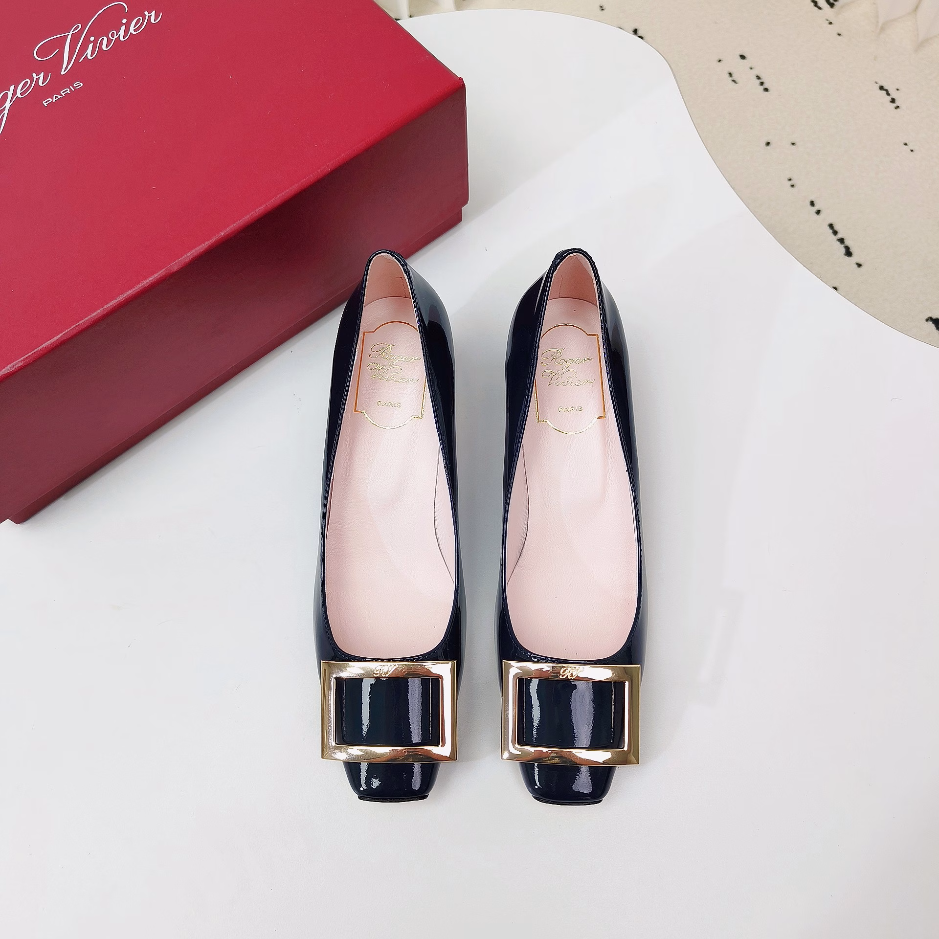 Roge* Vivie* classic square buckle horseshoe-heeled single shoes 👏 The color that has been snapped up recently 😍 Original custom patent leather ➕ Italian 🇮🇹 Genuine leather outsole ➕ top-layer sheepskin lining, insoles ➕ High-end original packaging = exclusive top version