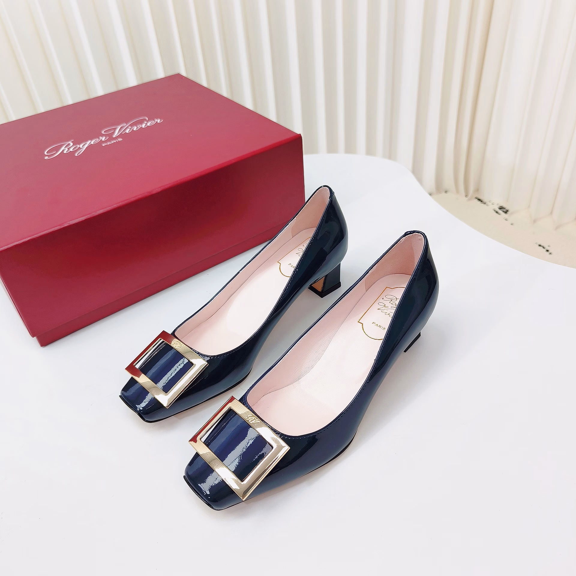 Roge* Vivie* classic square buckle horseshoe-heeled single shoes 👏 The color that has been snapped up recently 😍 Original custom patent leather ➕ Italian 🇮🇹 Genuine leather outsole ➕ top-layer sheepskin lining, insoles ➕ High-end original packaging = exclusive top version