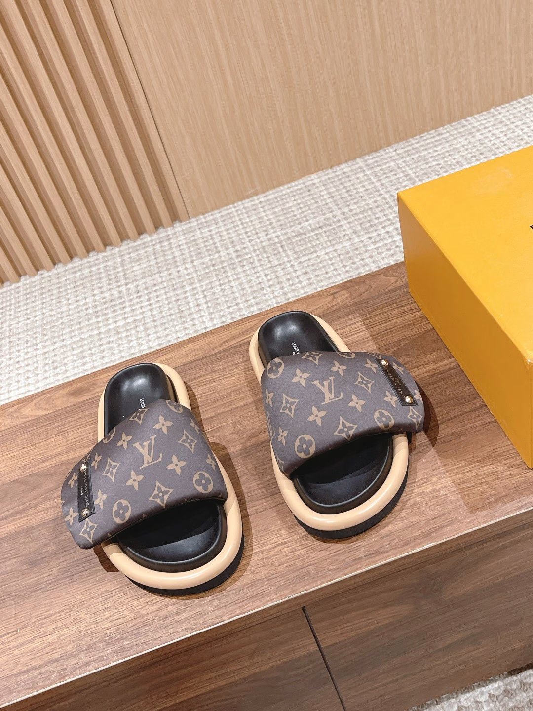 The latest hit of Louis Vuitton bread drag emphasizes 100% genuine down fillingThe LV monogram slippers, which hit the peak as soon as they were released, have a soft and comfortable feel underfoot