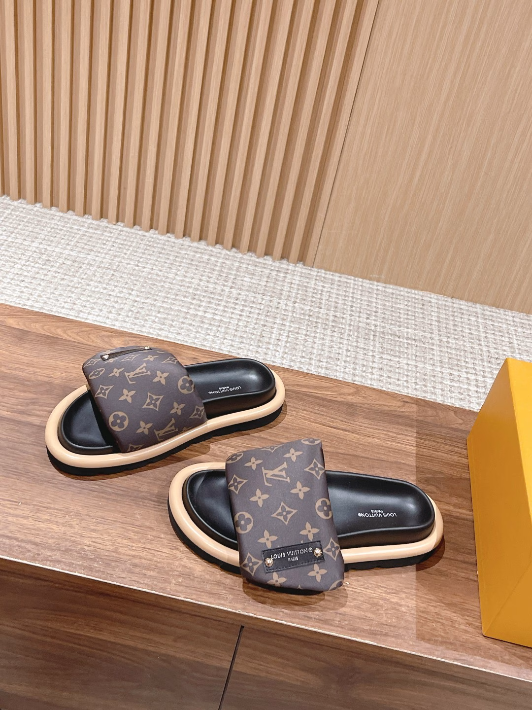 The latest hit of Louis Vuitton bread drag emphasizes 100% genuine down fillingThe LV monogram slippers, which hit the peak as soon as they were released, have a soft and comfortable feel underfoot