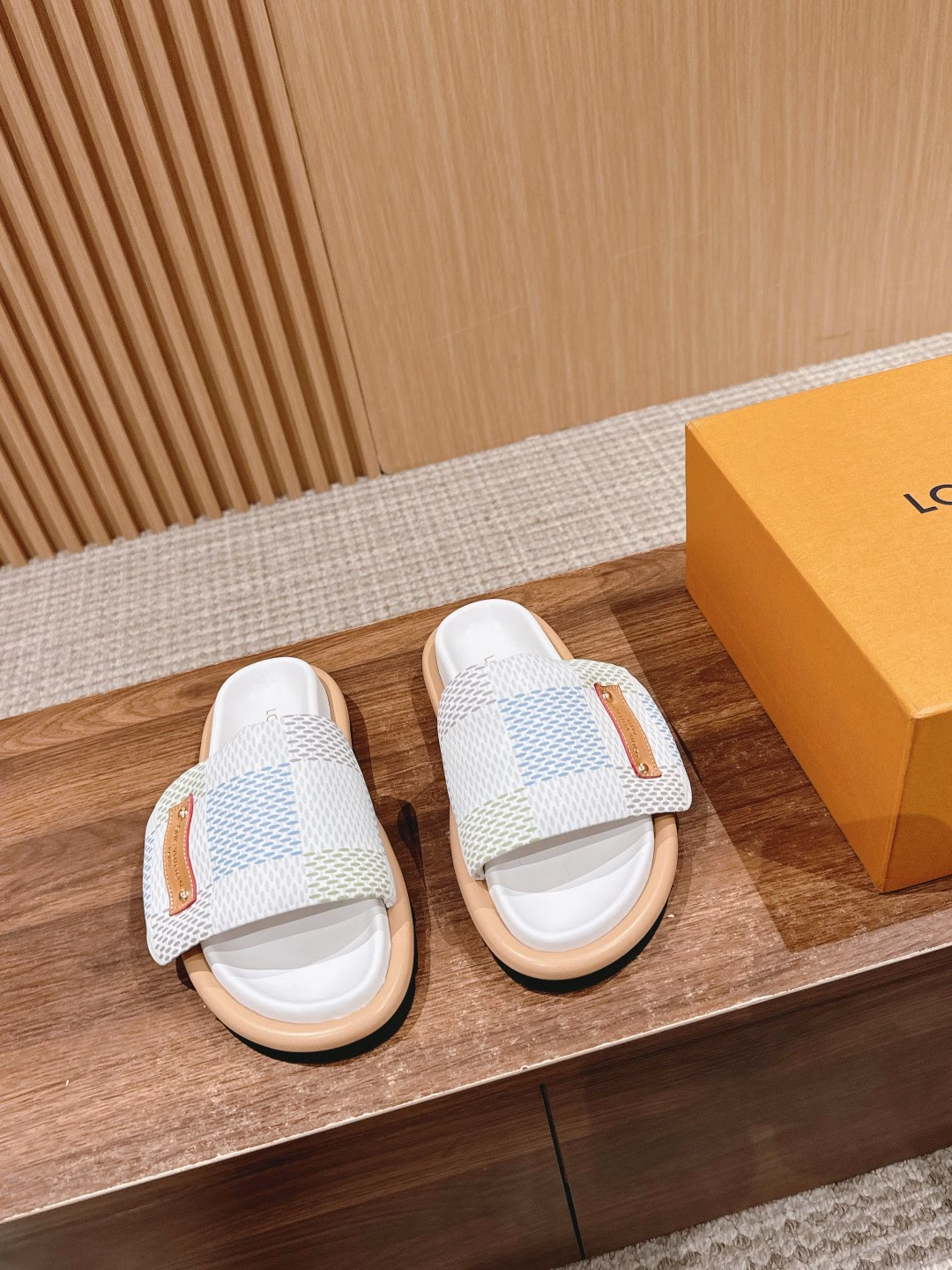 The latest hit of Louis Vuitton bread drag emphasizes 100% genuine down fillingThe LV monogram slippers, which hit the peak as soon as they were released, have a soft and comfortable feel underfoot