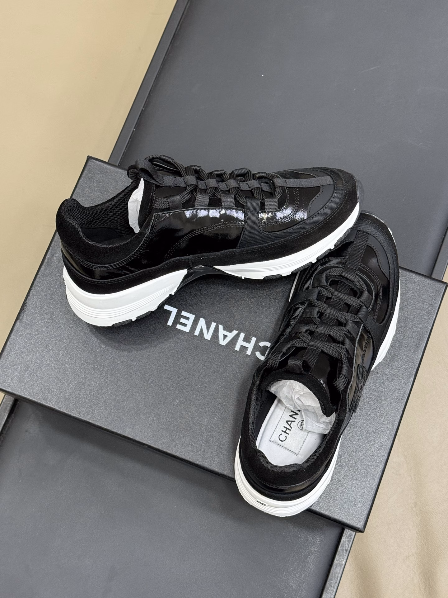 chanel 25a thick-soled sneakers Recommendation ~Finally, here comes my favorite height-increasing sports shoes again!!This colored part is all made of leather and is not afraid of getting dirty!White goes well with silver. Silver is a bit trendy. If you like it, you can go allinThis pair should become my favorite in the near future. The unique champagne gold and light gold colors go well with them and are more comfortable to wear than expected. There's no sense of restraint in the shoes, and even the sole looks so nice. The small perfume label at the heel is very exquisite! The details are abundant and the texture is superb