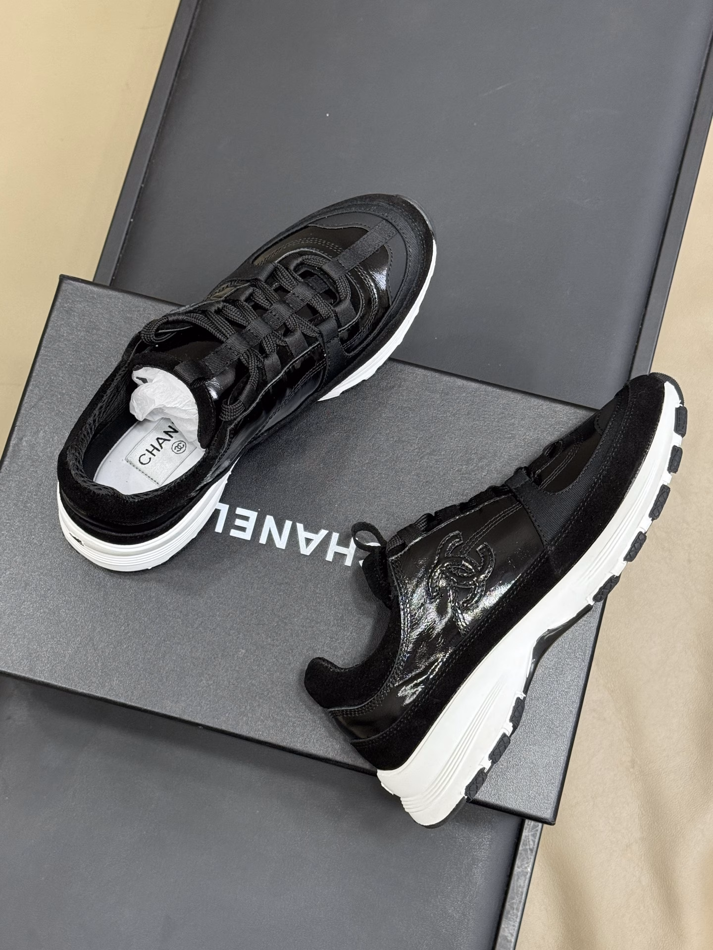 chanel 25a thick-soled sneakers Recommendation ~Finally, here comes my favorite height-increasing sports shoes again!!This colored part is all made of leather and is not afraid of getting dirty!White goes well with silver. Silver is a bit trendy. If you like it, you can go allinThis pair should become my favorite in the near future. The unique champagne gold and light gold colors go well with them and are more comfortable to wear than expected. There's no sense of restraint in the shoes, and even the sole looks so nice. The small perfume label at the heel is very exquisite! The details are abundant and the texture is superb