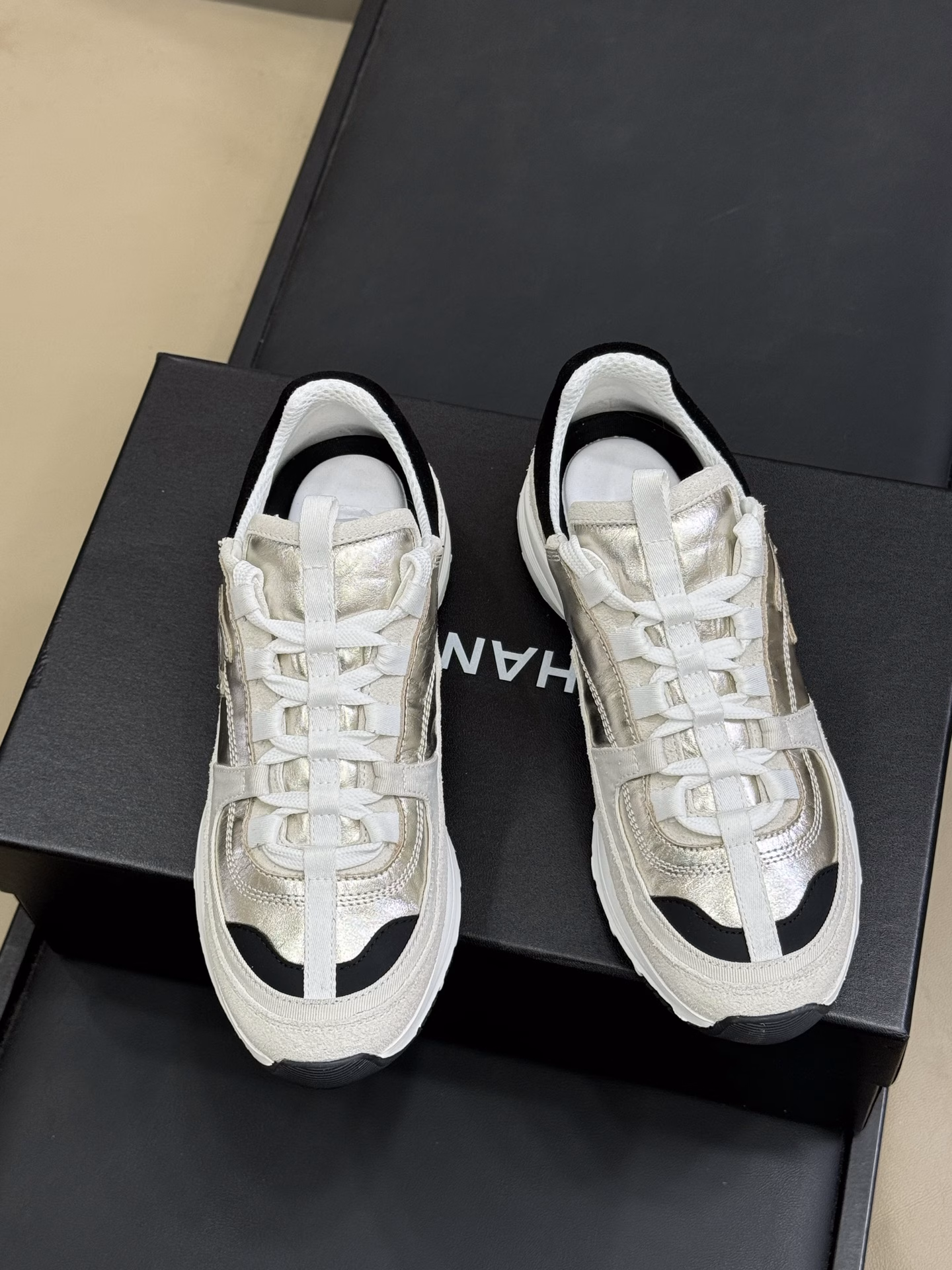 chanel 25a thick-soled sneakers Recommendation ~Finally, here comes my favorite height-increasing sports shoes again!!This colored part is all made of leather and is not afraid of getting dirty!White goes well with silver. Silver is a bit trendy. If you like it, you can go allinThis pair should become my favorite in the near future. The unique champagne gold and light gold colors go well with them and are more comfortable to wear than expected. There's no sense of restraint in the shoes, and even the sole looks so nice. The small perfume label at the heel is very exquisite! The details are abundant and the texture is superb