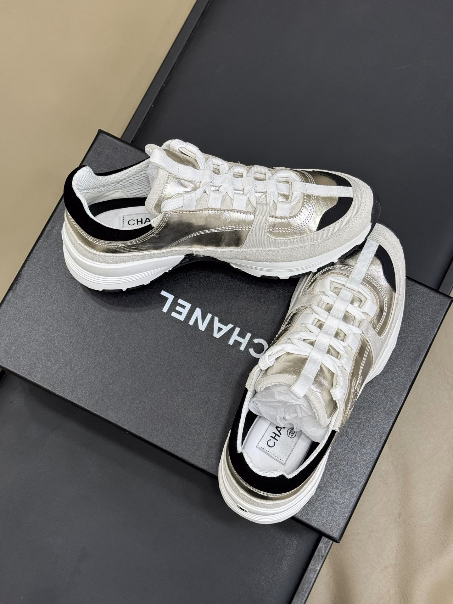 chanel 25a thick-soled sneakers Recommendation ~Finally, here comes my favorite height-increasing sports shoes again!!This colored part is all made of leather and is not afraid of getting dirty!White goes well with silver. Silver is a bit trendy. If you like it, you can go allinThis pair should become my favorite in the near future. The unique champagne gold and light gold colors go well with them and are more comfortable to wear than expected. There's no sense of restraint in the shoes, and even the sole looks so nice. The small perfume label at the heel is very exquisite! The details are abundant and the texture is superb