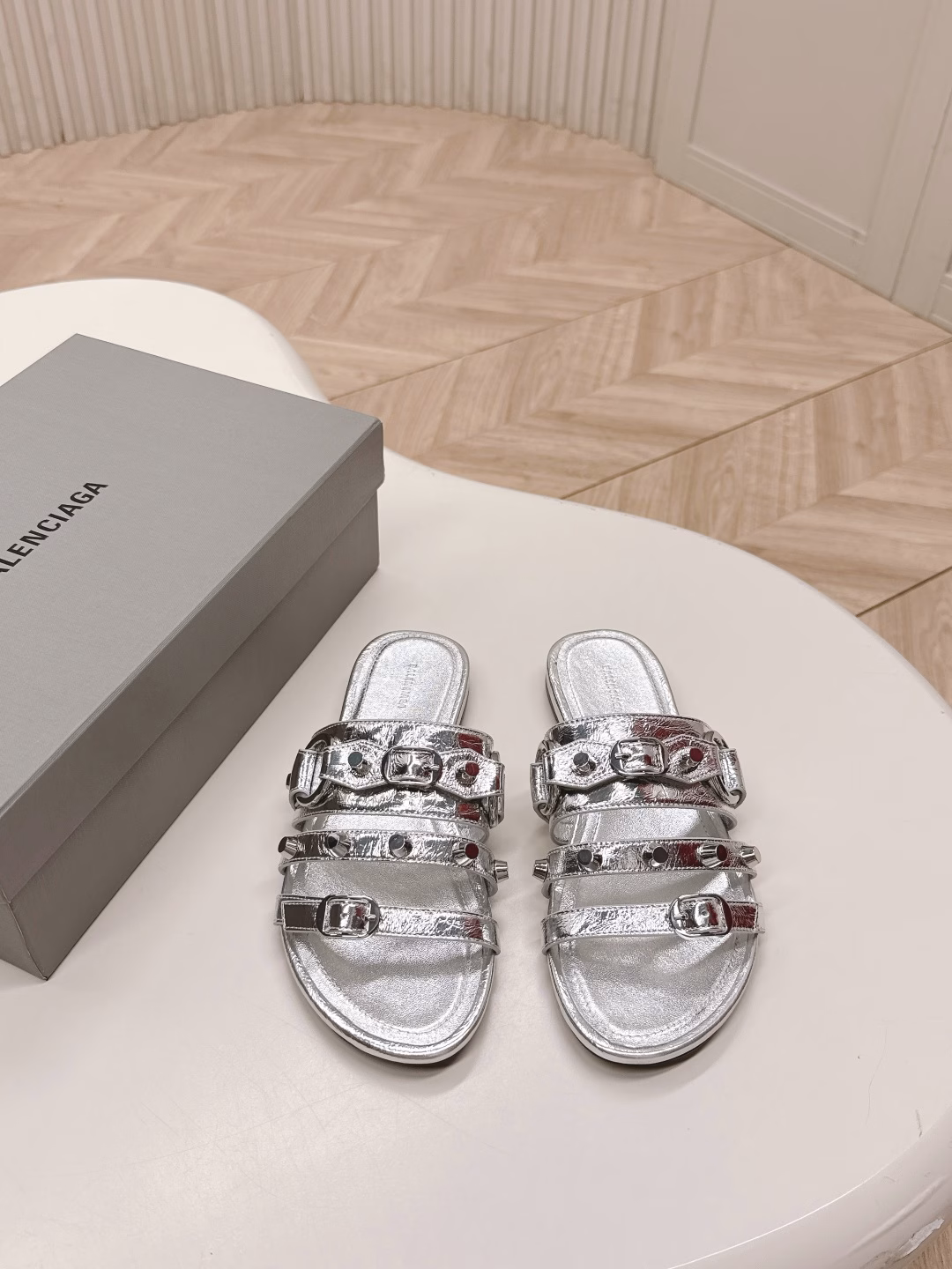 BALENCIAGA punk style sandals collection flat styleThe unique rivet element of Balenciaga's haute couture cowhide fabric, sheepskin lining, and Italian imported genuine leather outsole
