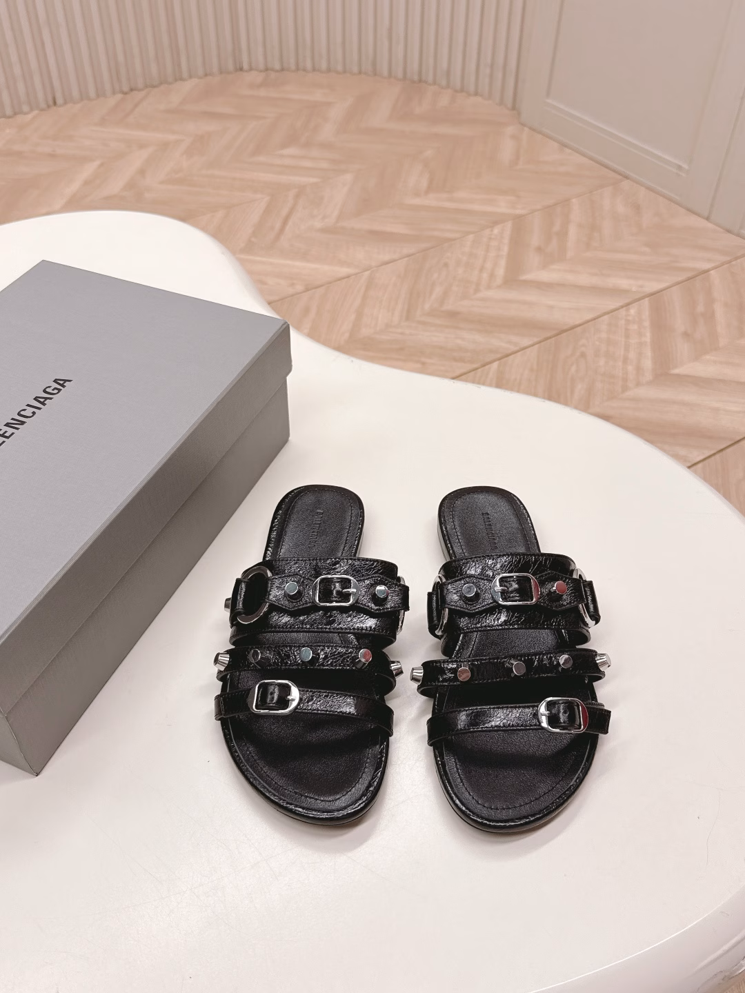 BALENCIAGA punk style sandals collection flat styleThe unique rivet element of Balenciaga's haute couture cowhide fabric, sheepskin lining, and Italian imported genuine leather outsole