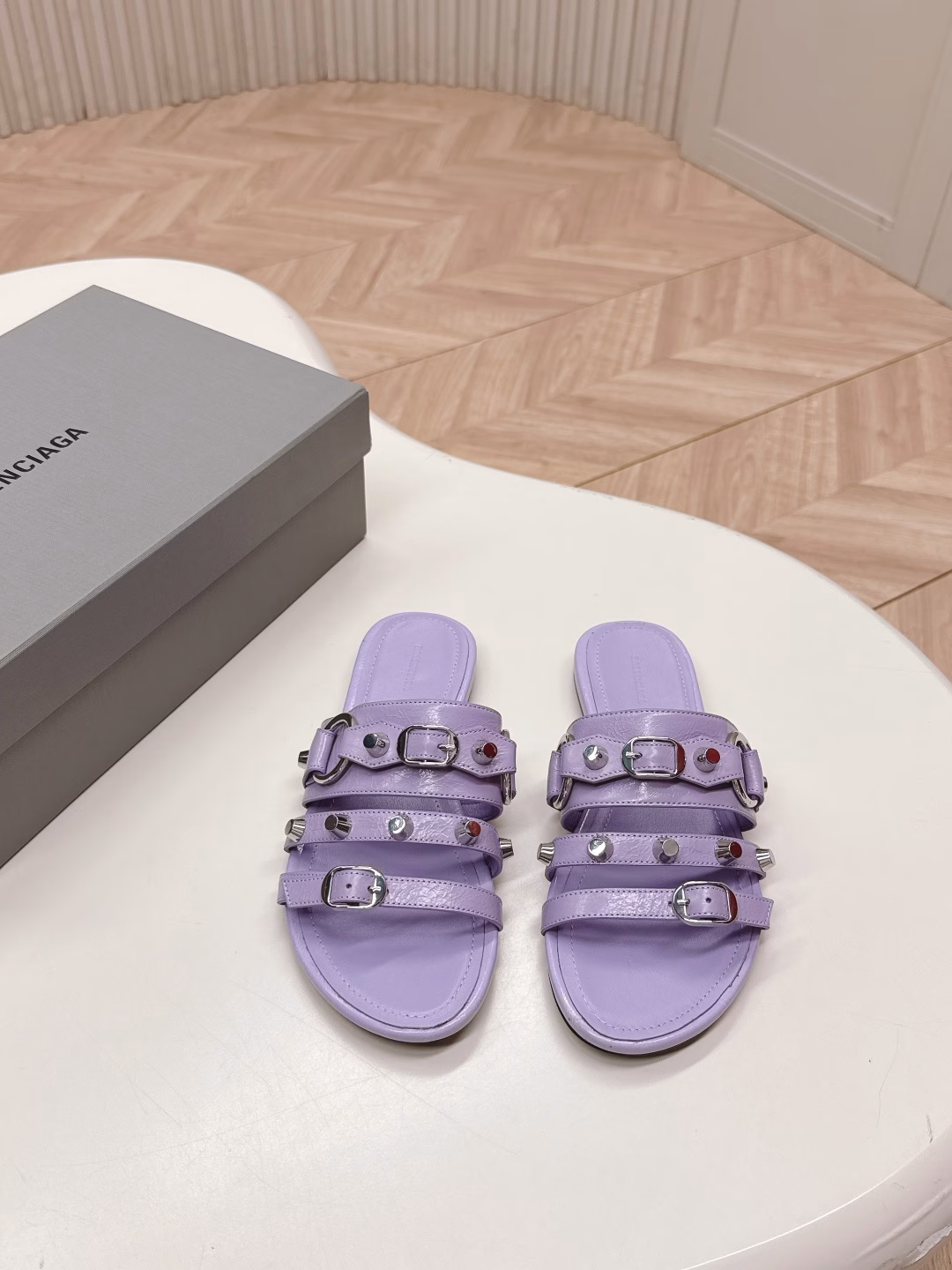 BALENCIAGA punk style sandals collection flat styleThe unique rivet element of Balenciaga's haute couture cowhide fabric, sheepskin lining, and Italian imported genuine leather outsole