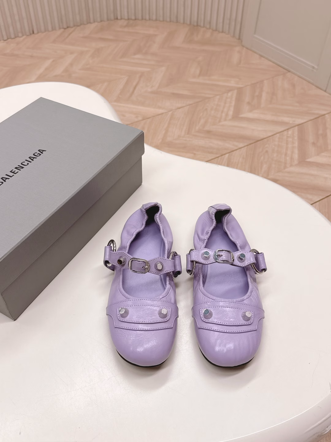 Balenciag*•25s Spring/Summer new ballet shoes from Balenciaga feature a very classic rivet design. The kitten heel is very sexy, and the wild self paired with rivets! The unrestrained style is full of charm. The special natural patterns on the inner upper of the shoe are clear and delicate, creating a natural beauty! She looks particularly feminine on her feet! The new color combinations that have been launched are all very nice!