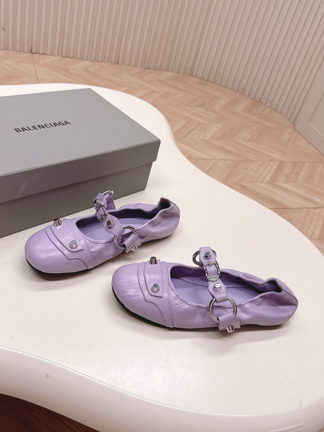 Balenciag*•25s Spring/Summer new ballet shoes from Balenciaga feature a very classic rivet design. The kitten heel is very sexy, and the wild self paired with rivets! The unrestrained style is full of charm. The special natural patterns on the inner upper of the shoe are clear and delicate, creating a natural beauty! She looks particularly feminine on her feet! The new color combinations that have been launched are all very nice!