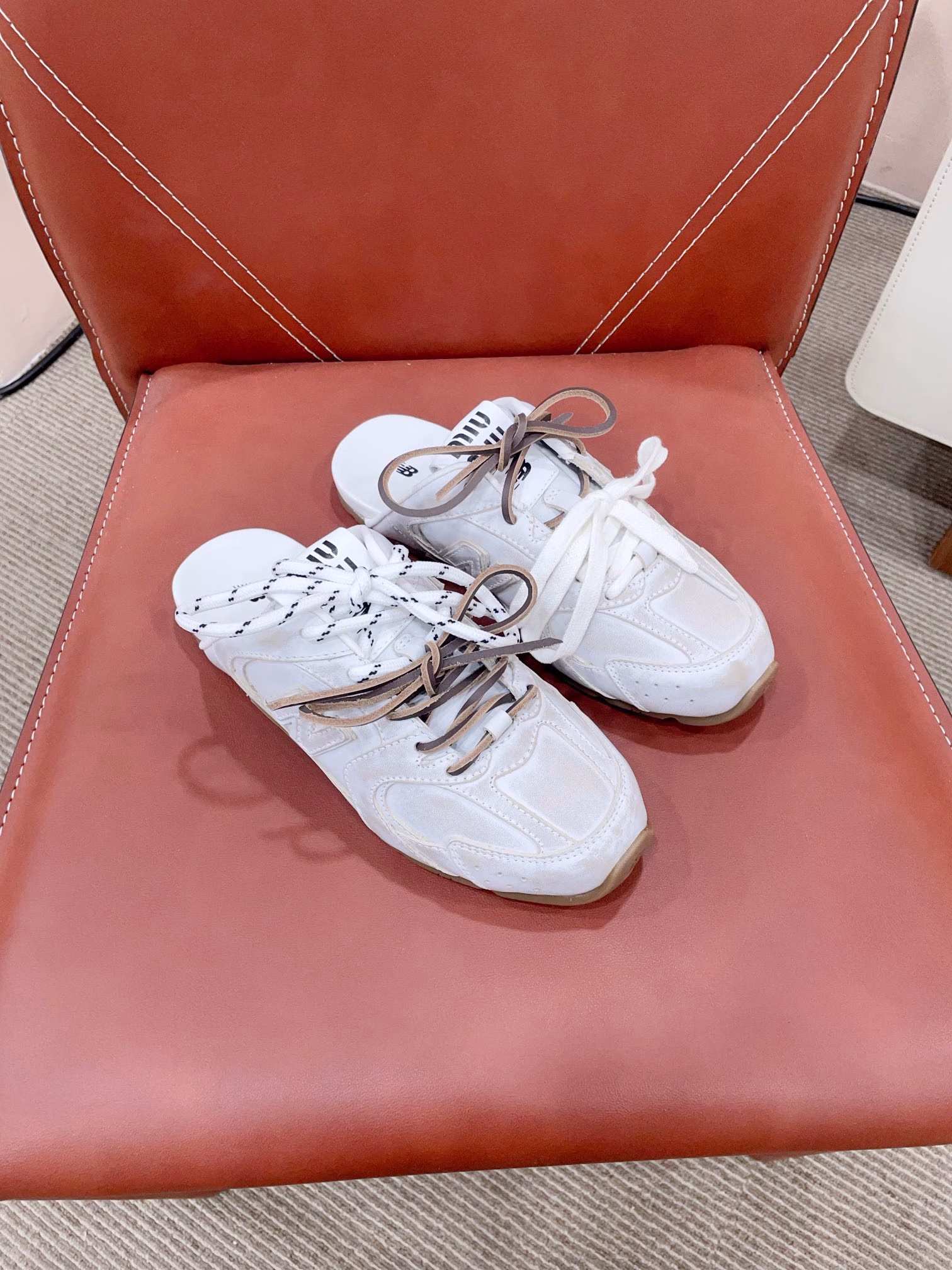 After the Miumi* x New Balanc collaboration NB sports shoes semi-trailer series was exposed at the Miu Mi* show, this pair of sports shoes in collaboration with New Balanc* was launched on major global purchasing websites.The Maillard colorway flat shoes that have been exposed on the 2024 runway show and are very popular have a double lacing design and a unique style, which are very high-quality! It is very light and versatile to wear