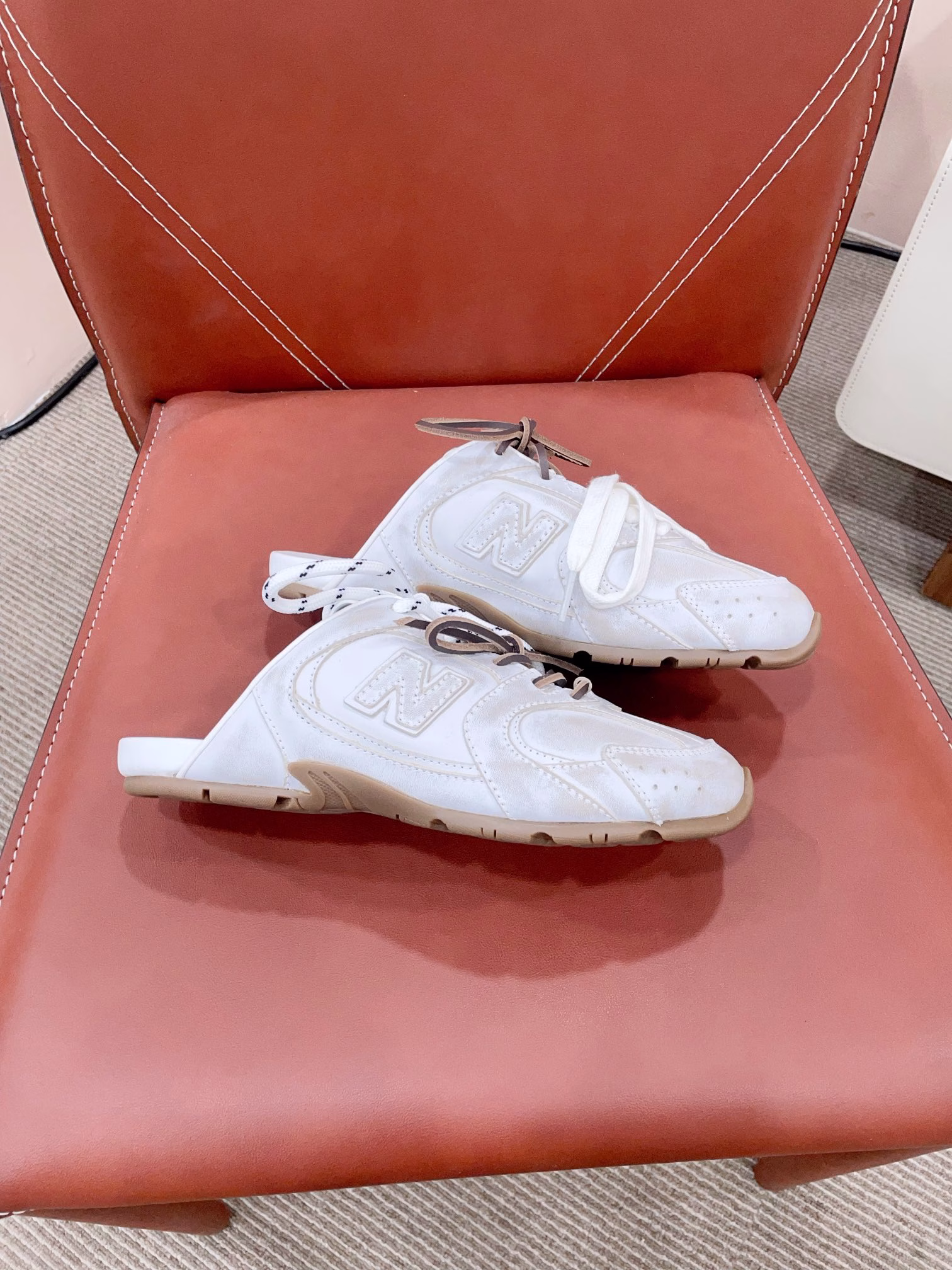 After the Miumi* x New Balanc collaboration NB sports shoes semi-trailer series was exposed at the Miu Mi* show, this pair of sports shoes in collaboration with New Balanc* was launched on major global purchasing websites.The Maillard colorway flat shoes that have been exposed on the 2024 runway show and are very popular have a double lacing design and a unique style, which are very high-quality! It is very light and versatile to wear