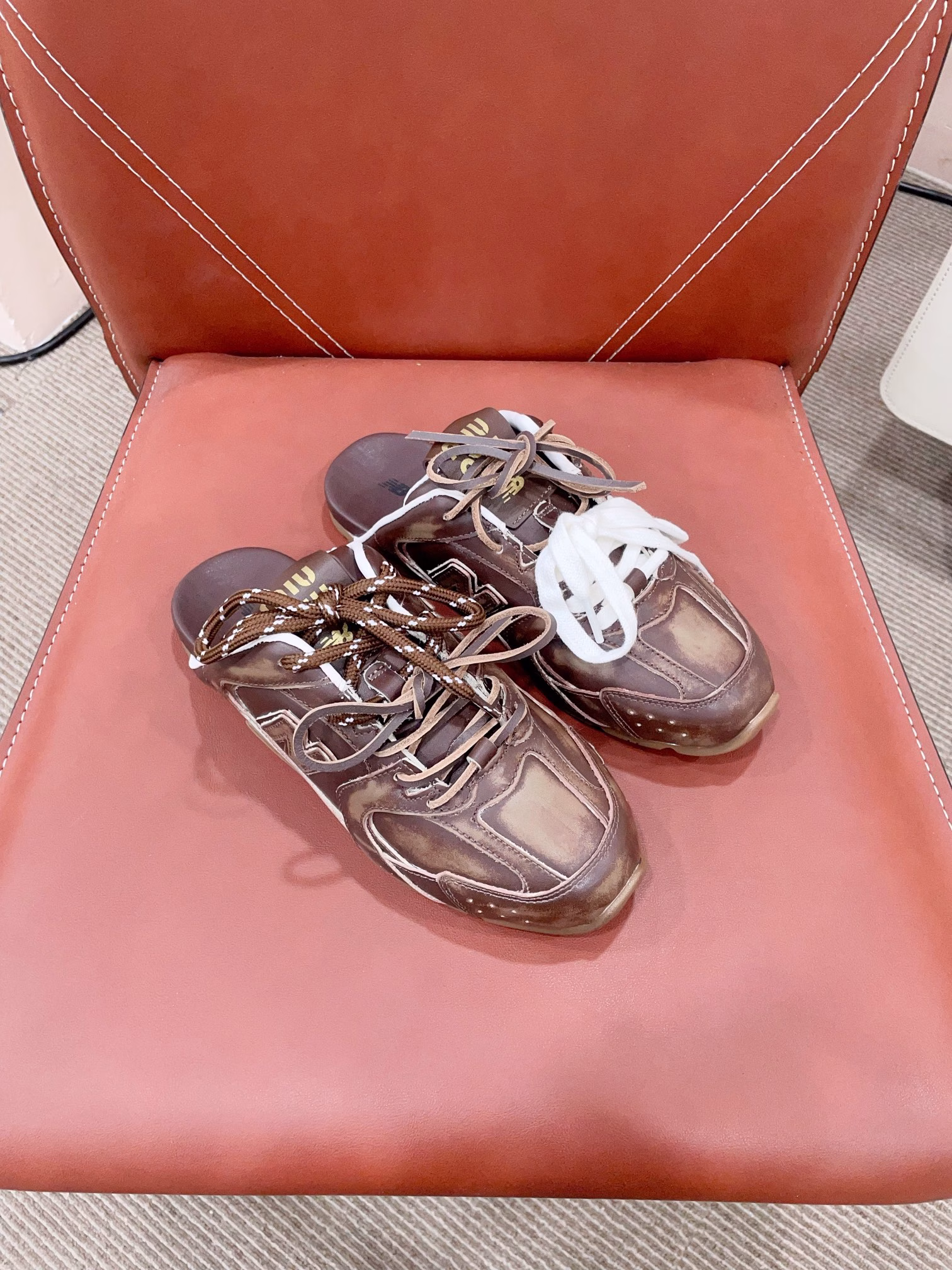 After the Miumi* x New Balanc collaboration NB sports shoes semi-trailer series was exposed at the Miu Mi* show, this pair of sports shoes in collaboration with New Balanc* was launched on major global purchasing websites.The Maillard colorway flat shoes that have been exposed on the 2024 runway show and are very popular have a double lacing design and a unique style, which are very high-quality! It is very light and versatile to wear