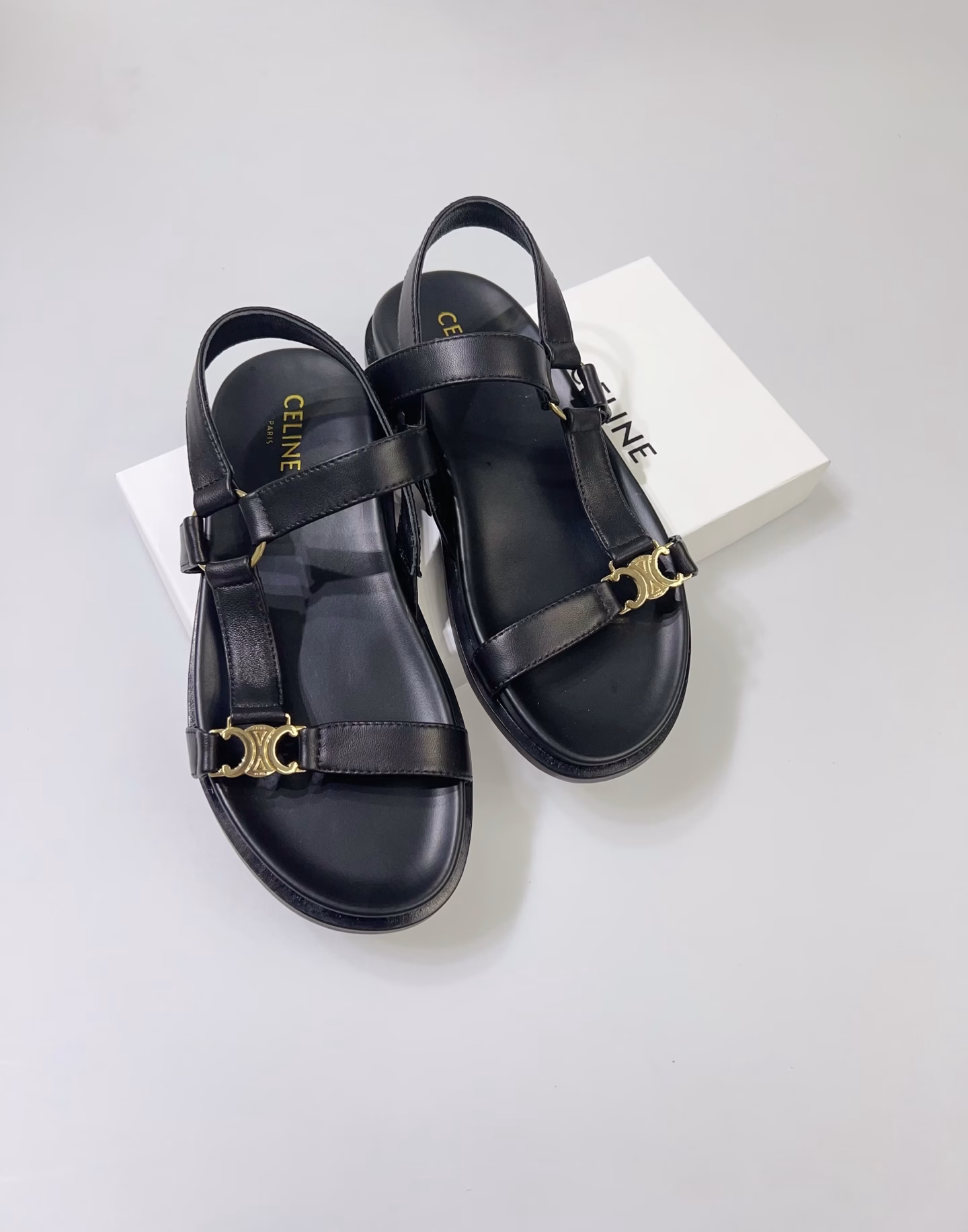 Celine 🔝2025SS Spring/Summer bestselling beach slippers Roman cool slippers! The must-have for summer is simply amazing! The retro elements are complemented by a perfect sense of fashion. The appearance level is originally purchased and developed, still achieving the highest output and restoring the original custom retro feel…