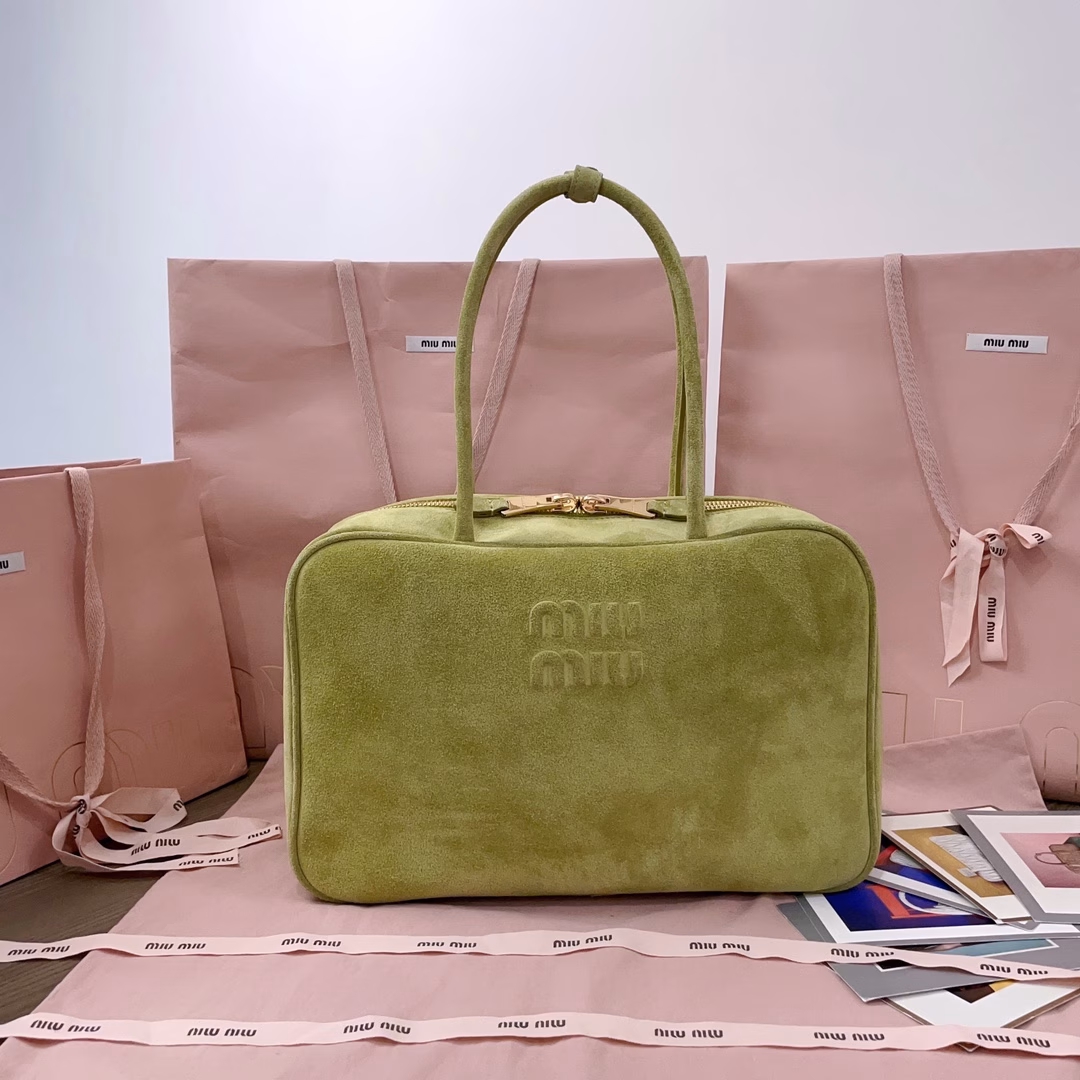 MiuMiu's new briefcase, a fashion element that has been adopted by all major brands this year, is made of brand-new deer velvet leather and has gone viral online. With a canvas lining, this bag is very cool, featuring an exquisite multi-functional design that combines men's and women's elements. It is casual, laid-back, natural and free, full of personality. It has a large capacity and is very lightweight. It is simple yet not plain, and almost every fashion blogger has one