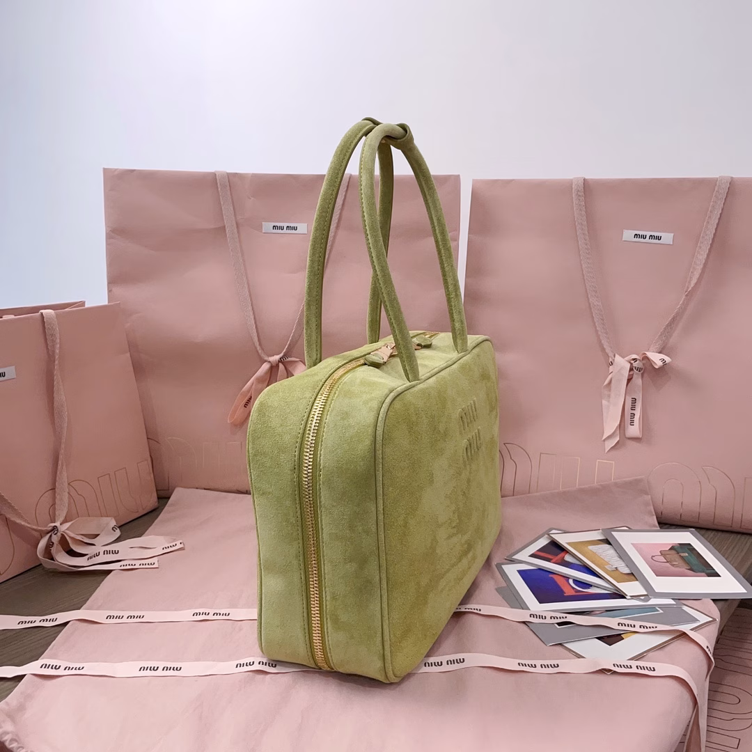 MiuMiu's new briefcase, a fashion element that has been adopted by all major brands this year, is made of brand-new deer velvet leather and has gone viral online. With a canvas lining, this bag is very cool, featuring an exquisite multi-functional design that combines men's and women's elements. It is casual, laid-back, natural and free, full of personality. It has a large capacity and is very lightweight. It is simple yet not plain, and almost every fashion blogger has one