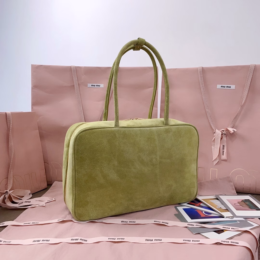 MiuMiu's new briefcase, a fashion element that has been adopted by all major brands this year, is made of brand-new deer velvet leather and has gone viral online. With a canvas lining, this bag is very cool, featuring an exquisite multi-functional design that combines men's and women's elements. It is casual, laid-back, natural and free, full of personality. It has a large capacity and is very lightweight. It is simple yet not plain, and almost every fashion blogger has one