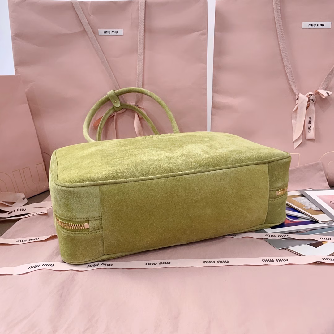 MiuMiu's new briefcase, a fashion element that has been adopted by all major brands this year, is made of brand-new deer velvet leather and has gone viral online. With a canvas lining, this bag is very cool, featuring an exquisite multi-functional design that combines men's and women's elements. It is casual, laid-back, natural and free, full of personality. It has a large capacity and is very lightweight. It is simple yet not plain, and almost every fashion blogger has one