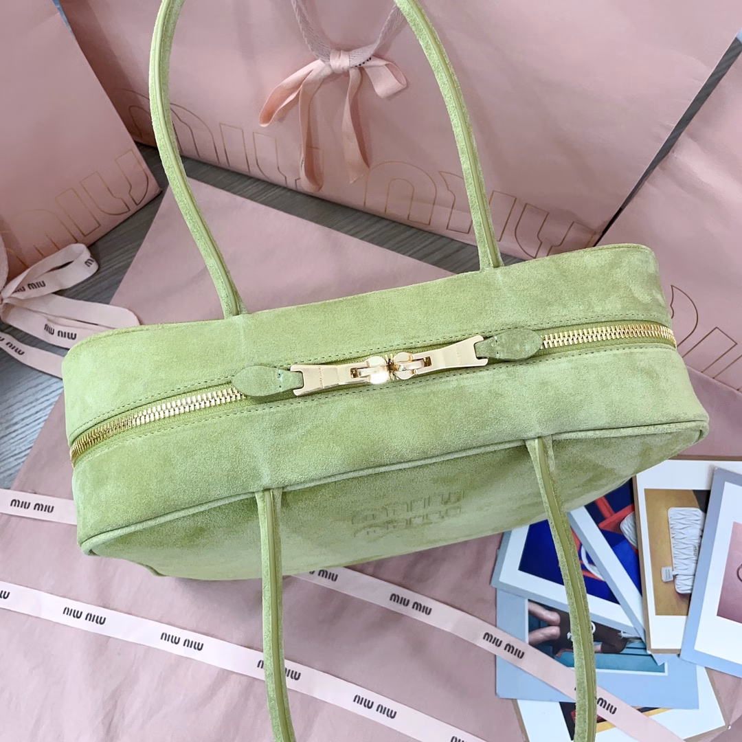 MiuMiu's new briefcase, a fashion element that has been adopted by all major brands this year, is made of brand-new deer velvet leather and has gone viral online. With a canvas lining, this bag is very cool, featuring an exquisite multi-functional design that combines men's and women's elements. It is casual, laid-back, natural and free, full of personality. It has a large capacity and is very lightweight. It is simple yet not plain, and almost every fashion blogger has one