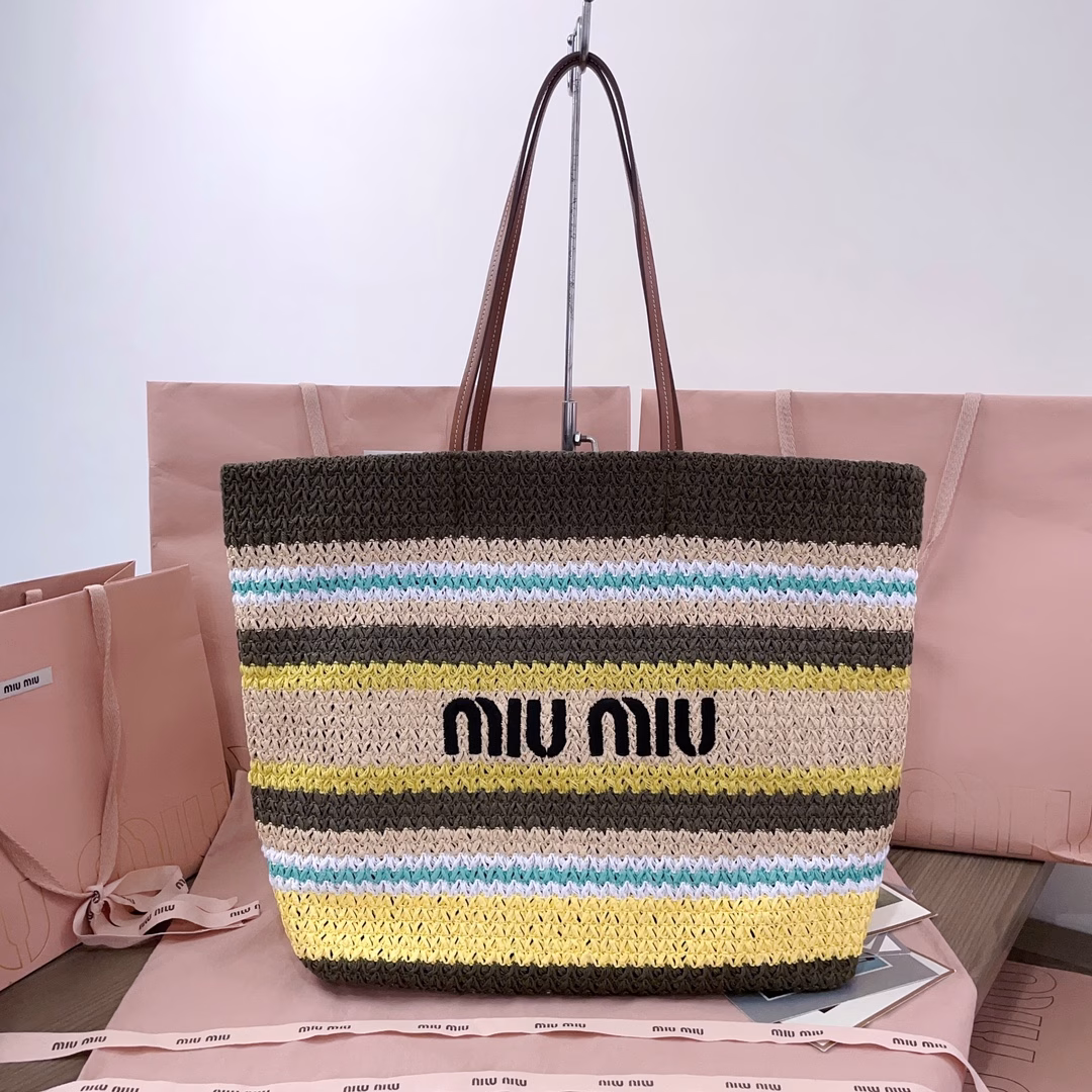 This imported Lafite straw woven cotton-padded tote bag features a fresh and pleasant blue tone. The unique weaving texture adds a touch of retro charm, making it both high-end and girlish. The front is adorned with the signature MiuMiu embroidery. The interior is made of cotton fabric, which is extremely light and has a large capacity. It is a must-have for outings and suitable for all seasons. The actual item is super beautiful
