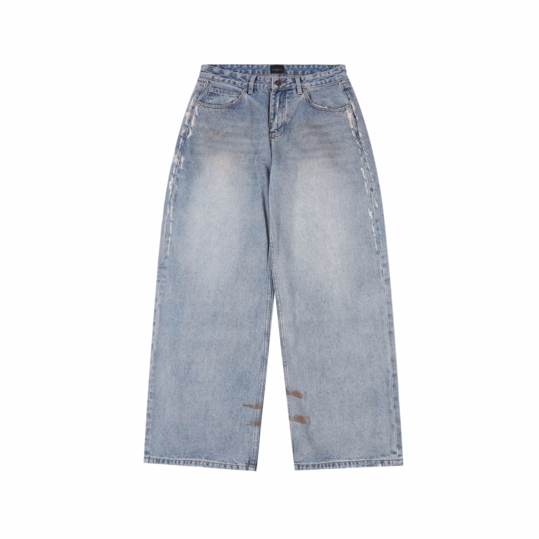 Balenciaga 25ss BAGGA wide-leg denim trousersIt is made of high-density cotton denim fabric and processed through a special blending technique, incorporating a trace amount of elastic fibers to enhance wearing comfort. The fabric undergoes multiple stages of water washing treatment, including enzyme washing, stone grinding and hand brushing, to create a natural fading effect and present a retro and aged texture. The yarn is spun by ring spinning technology to enhance the fabric's toughness and texture layering, ensuring a balance between stiffness and softness. Based on the classic straight-leg style, the leg lines are optimized through precise three-dimensional cutting. The front and rear pieces are spliced with a slight taper, ensuring a drape while avoiding bulkiness. The waistband design of the trousers may incorporate hidden adjustment loops, balancing a good fit and minimalist aesthetics. The buttons are made of specially crafted alloy and have undergone an aged coating treatment, engraved with the brand's signature LOGO. The rivets and zippers are made of the same series of metals and have passed salt spray tests to ensure oxidation resistance. At the same time, they maintain a rough industrial style, echoing the overall retro tone. Through the integration of deconstructionism and street style, the craftsmanship details are transformed into visual language - such as deliberately retained unfinished rough edges and asymmetrical dyeing, etc., strengthening the brand's rebellious spirit while maintaining the practicality of high-end items