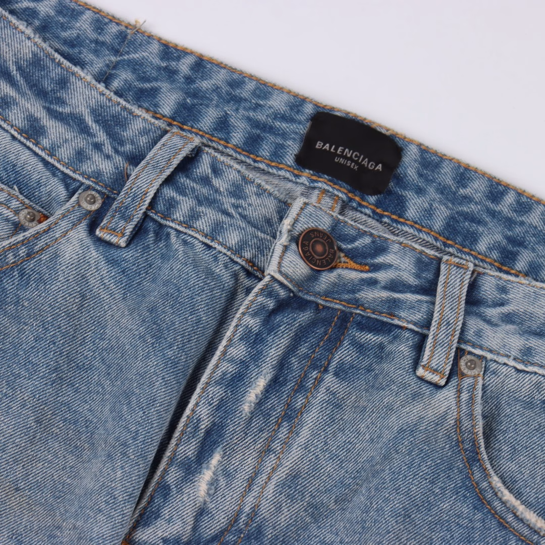 Balenciaga 25ss BAGGA wide-leg denim trousersIt is made of high-density cotton denim fabric and processed through a special blending technique, incorporating a trace amount of elastic fibers to enhance wearing comfort. The fabric undergoes multiple stages of water washing treatment, including enzyme washing, stone grinding and hand brushing, to create a natural fading effect and present a retro and aged texture. The yarn is spun by ring spinning technology to enhance the fabric's toughness and texture layering, ensuring a balance between stiffness and softness. Based on the classic straight-leg style, the leg lines are optimized through precise three-dimensional cutting. The front and rear pieces are spliced with a slight taper, ensuring a drape while avoiding bulkiness. The waistband design of the trousers may incorporate hidden adjustment loops, balancing a good fit and minimalist aesthetics. The buttons are made of specially crafted alloy and have undergone an aged coating treatment, engraved with the brand's signature LOGO. The rivets and zippers are made of the same series of metals and have passed salt spray tests to ensure oxidation resistance. At the same time, they maintain a rough industrial style, echoing the overall retro tone. Through the integration of deconstructionism and street style, the craftsmanship details are transformed into visual language - such as deliberately retained unfinished rough edges and asymmetrical dyeing, etc., strengthening the brand's rebellious spirit while maintaining the practicality of high-end items