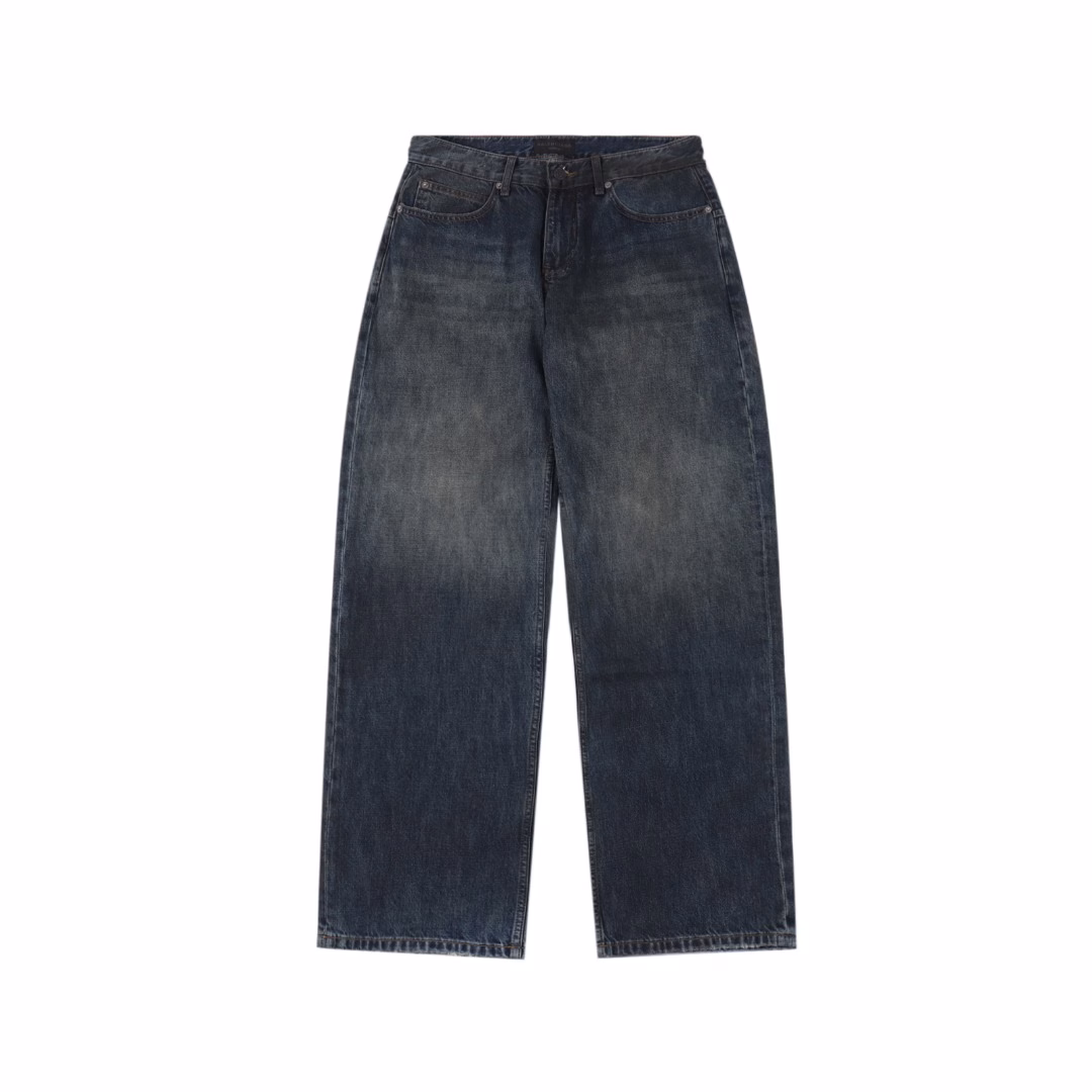 Balenciaga 25ss show low-rise denim trousersIt is made of high-density cotton denim fabric and processed through a special blending technique, incorporating a trace amount of elastic fibers to enhance wearing comfort. The fabric undergoes multiple stages of water washing treatment, including enzyme washing, stone grinding and hand brushing, to create a natural fading effect and present a retro and aged texture. The yarn is spun by ring spinning technology to enhance the fabric's toughness and texture layering, ensuring a balance between stiffness and softness. Based on the classic straight-leg style, the leg line is optimized through precise three-dimensional cutting. The front and back pieces are slightly conical spliced to ensure a drape while avoiding bulkiness. The waistband design may incorporate hidden adjustment loops to balance fit and minimalist aesthetics. The buttons are made of specially designed alloy materials. The surface has undergone an aged coating treatment, engraved with the brand's signature LOG. The rivets and zippers are made of the same series of metals and have passed salt spray tests to ensure oxidation resistance. At the same time, it maintains a rough industrial style, echoing the overall retro tone. Through the integration of deconstructionism and street style, the craftsmanship details are transformed into visual language - such as deliberately retained unfinished burrs, asymmetrical dyeing, etc. Strengthen the brand's rebellious spirit while maintaining the practicality of high-end items