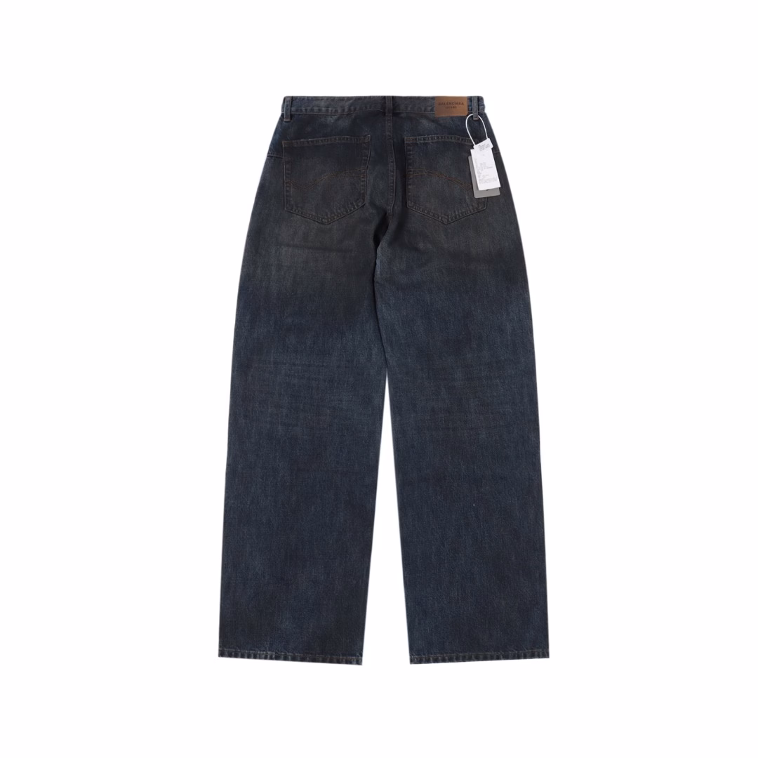 Balenciaga 25ss show low-rise denim trousersIt is made of high-density cotton denim fabric and processed through a special blending technique, incorporating a trace amount of elastic fibers to enhance wearing comfort. The fabric undergoes multiple stages of water washing treatment, including enzyme washing, stone grinding and hand brushing, to create a natural fading effect and present a retro and aged texture. The yarn is spun by ring spinning technology to enhance the fabric's toughness and texture layering, ensuring a balance between stiffness and softness. Based on the classic straight-leg style, the leg line is optimized through precise three-dimensional cutting. The front and back pieces are slightly conical spliced to ensure a drape while avoiding bulkiness. The waistband design may incorporate hidden adjustment loops to balance fit and minimalist aesthetics. The buttons are made of specially designed alloy materials. The surface has undergone an aged coating treatment, engraved with the brand's signature LOG. The rivets and zippers are made of the same series of metals and have passed salt spray tests to ensure oxidation resistance. At the same time, it maintains a rough industrial style, echoing the overall retro tone. Through the integration of deconstructionism and street style, the craftsmanship details are transformed into visual language - such as deliberately retained unfinished burrs, asymmetrical dyeing, etc. Strengthen the brand's rebellious spirit while maintaining the practicality of high-end items