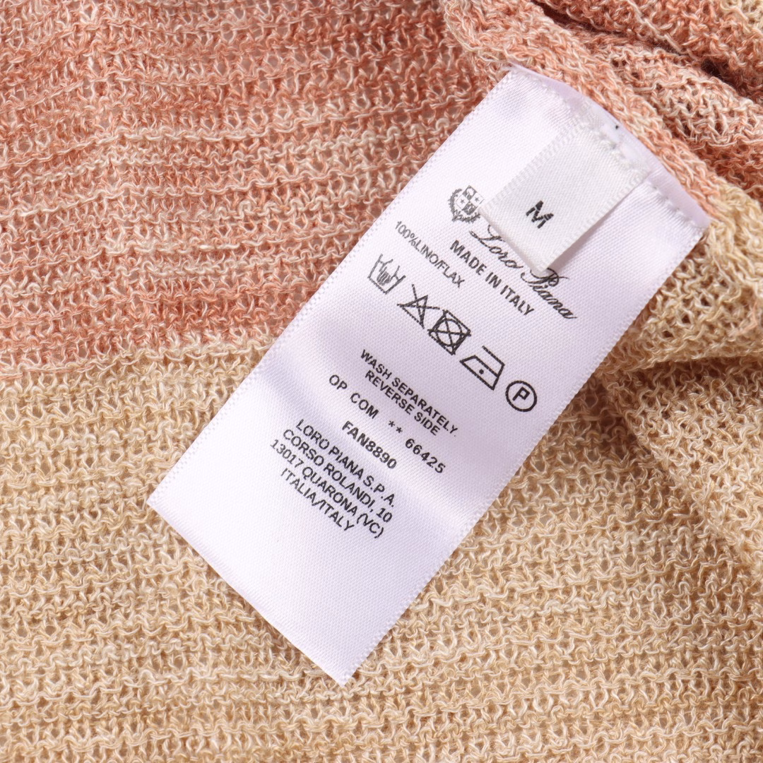 Loro piana LP 25ss khaki striped knitted short sleeveMade of linen fiber, it is skin-friendly, breathable, highly moisture-absorbent and sweat-wicking, saying goodbye to stuffiness and stickiness. It is the refreshing first choice for spring and summer. The linen fabric has a natural texture and a slight bony feel, making it comfortable and worry-free to wear. The striped design, as a classic element in the fashion world, gives short sleeves a fashionable and unconventional look. The stripes can visually enhance the appearance, making it simple and elegant. Whether it's a leisure vacation, a daily commute or a weekend date, a striped T-shirt can handle it with ease