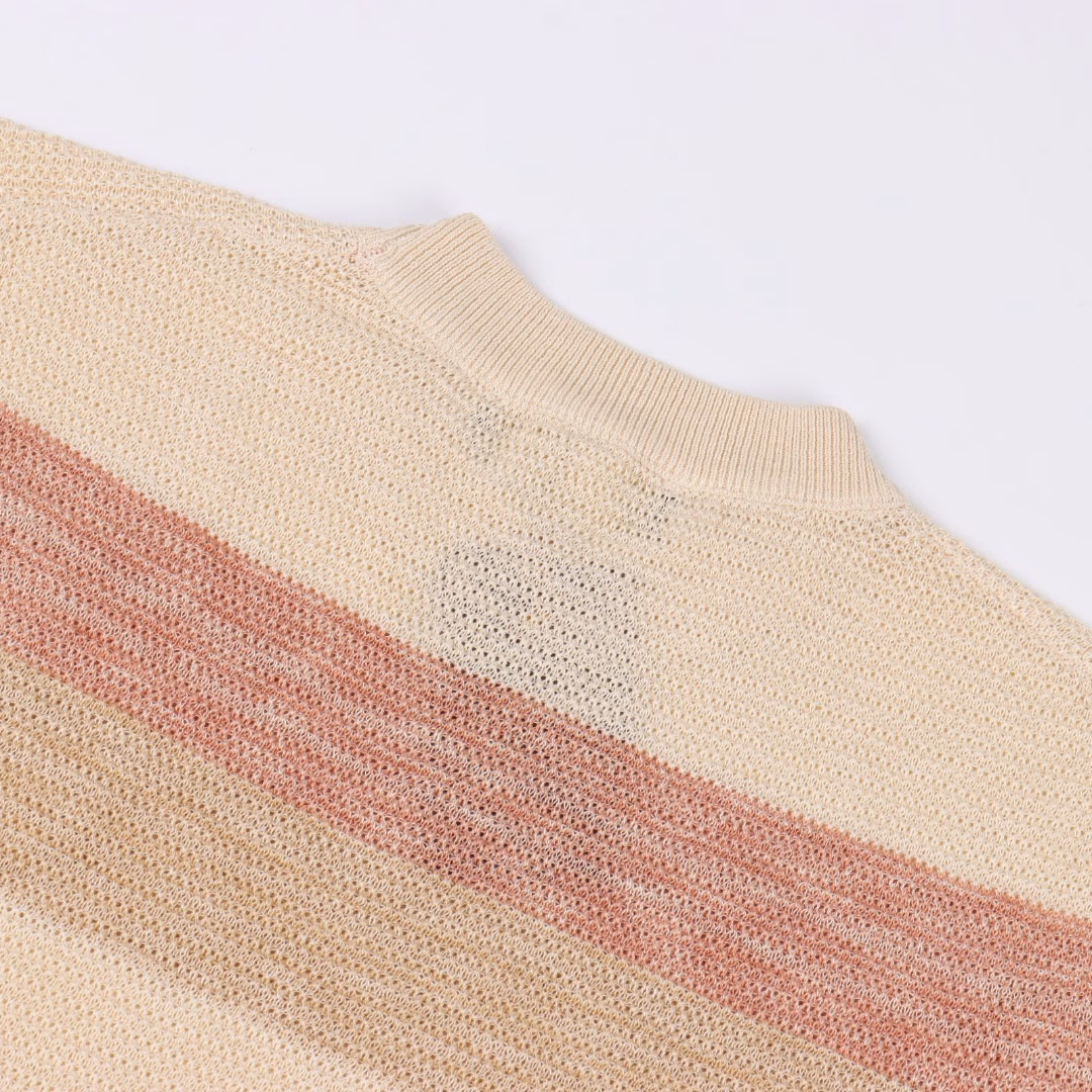 Loro piana LP 25ss khaki striped knitted short sleeveMade of linen fiber, it is skin-friendly, breathable, highly moisture-absorbent and sweat-wicking, saying goodbye to stuffiness and stickiness. It is the refreshing first choice for spring and summer. The linen fabric has a natural texture and a slight bony feel, making it comfortable and worry-free to wear. The striped design, as a classic element in the fashion world, gives short sleeves a fashionable and unconventional look. The stripes can visually enhance the appearance, making it simple and elegant. Whether it's a leisure vacation, a daily commute or a weekend date, a striped T-shirt can handle it with ease