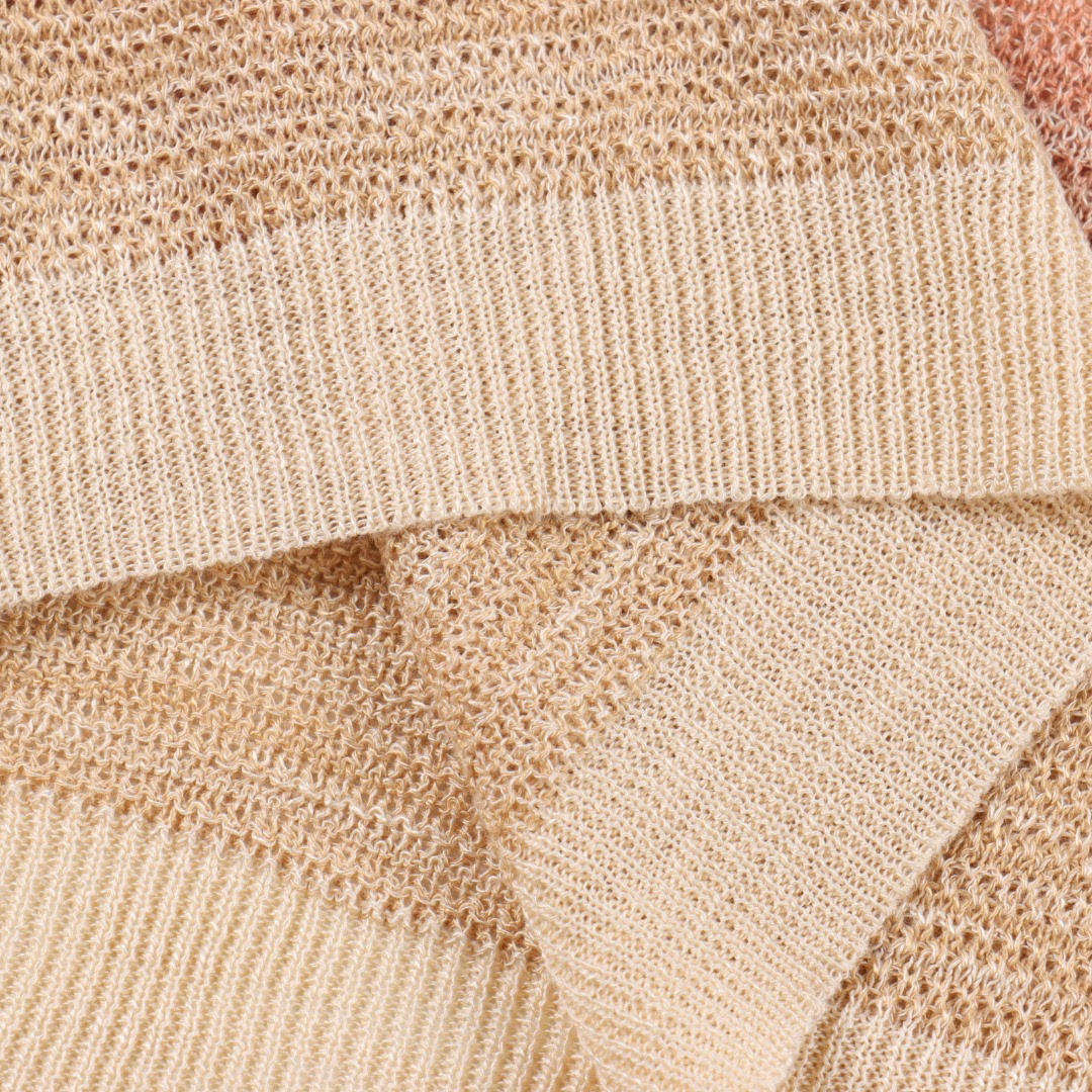 Loro piana LP 25ss khaki striped knitted short sleeveMade of linen fiber, it is skin-friendly, breathable, highly moisture-absorbent and sweat-wicking, saying goodbye to stuffiness and stickiness. It is the refreshing first choice for spring and summer. The linen fabric has a natural texture and a slight bony feel, making it comfortable and worry-free to wear. The striped design, as a classic element in the fashion world, gives short sleeves a fashionable and unconventional look. The stripes can visually enhance the appearance, making it simple and elegant. Whether it's a leisure vacation, a daily commute or a weekend date, a striped T-shirt can handle it with ease