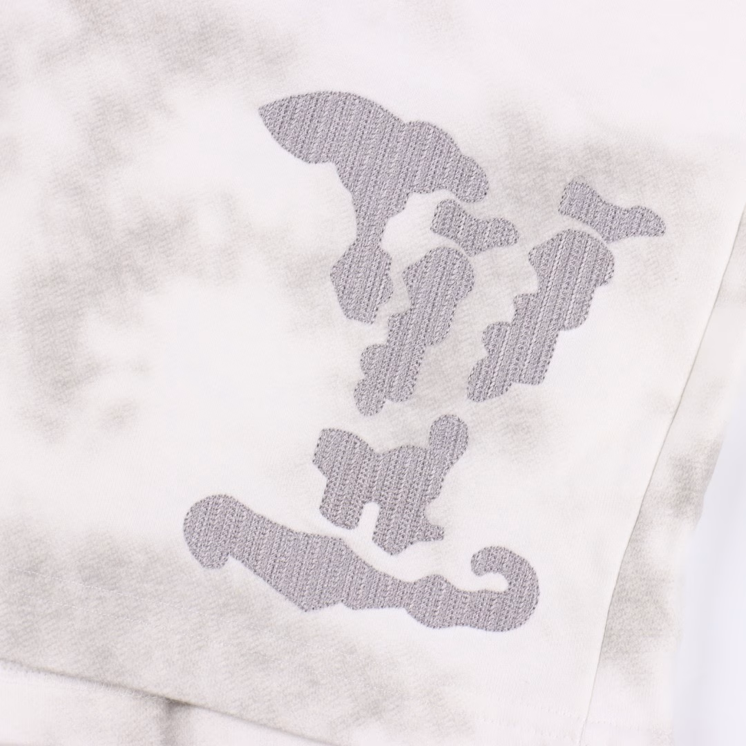 Louis Vuitton 25ss Cloud Letter embroidered tie-dyed shortsThe material is made of custom-made 380g loop fabric. After dyeing the color, it undergoes a textured and etched treatment. Compared with the original version, it is processed to be silky and super soft. The fabric surface texture has clear and distinct strands, and the drape is excellent. The workmanship is exquisite, all meeting the standards for foreign trade exports. It has 4.5 stitches per centimeter, and every seam is pressed with visible threads. The stitching is neat and as standard as a ruler. It is made into a woven flower all-cotton webbing, which is tightly woven and has a soft hand feel. The embroidery technique adopts the Bailingda embroidery machine, making the embroidery colors more vivid and the embroidery more three-dimensional. The pattern has a good wearing effect. It is suitable for both men and women, simple and versatile. It is a great item for purchasing on your own, and you can freely compare any quality on the market!