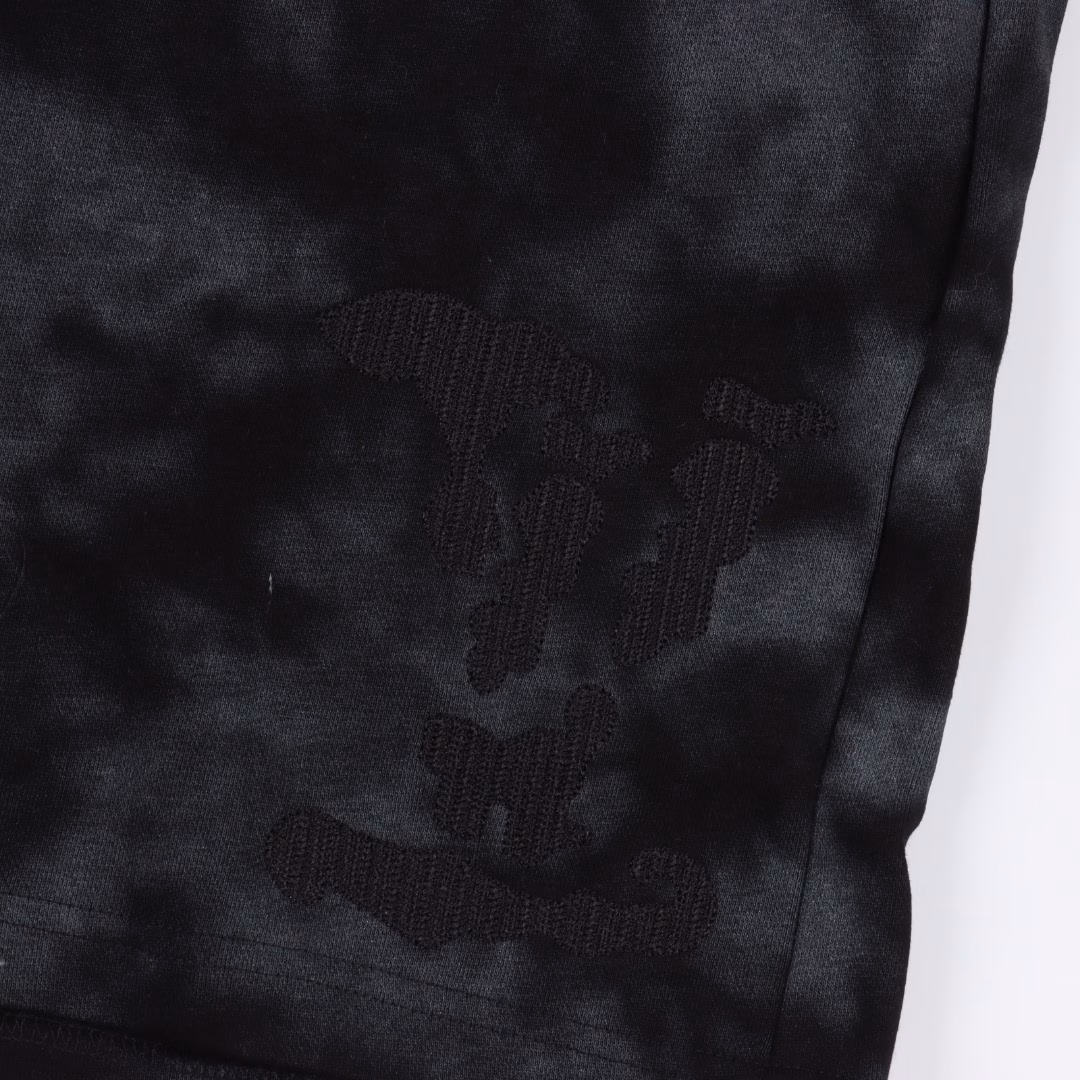 Louis Vuitton 25ss Cloud Letter embroidered tie-dyed shortsThe material is made of custom-made 380g loop fabric. After dyeing the color, it undergoes a textured and etched treatment. Compared with the original version, it is processed to be silky and super soft. The fabric surface texture has clear and distinct strands, and the drape is excellent. The workmanship is exquisite, all meeting the standards for foreign trade exports. It has 4.5 stitches per centimeter, and every seam is pressed with visible threads. The stitching is neat and as standard as a ruler. It is made into a woven flower all-cotton webbing, which is tightly woven and has a soft hand feel. The embroidery technique adopts the Bailingda embroidery machine, making the embroidery colors more vivid and the embroidery more three-dimensional. The pattern has a good wearing effect. It is suitable for both men and women, simple and versatile. It is a great item for purchasing on your own, and you can freely compare any quality on the market!