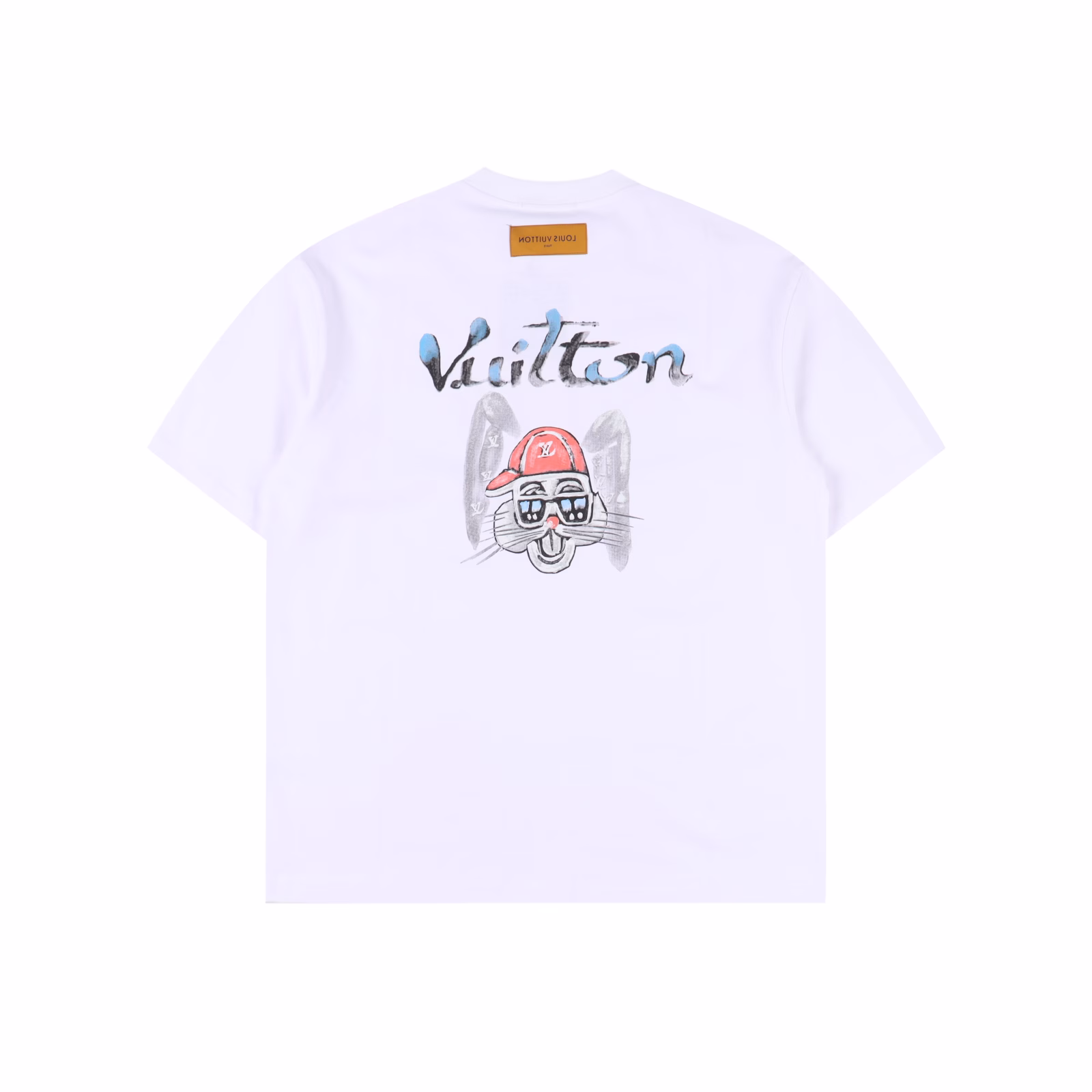 Louis Vuitton 25ss hand-painted graffiti rabbit head print short sleeveThe new summer channel limited edition retro brand logo is simple yet stylish. The summer street style is cool and the couple's temperament style is in white and black. Two colors are recommended for purchase. The custom-made high-weight knitted pure cotton fabric provided by the customer has a solid hand feel and looks very upscale when worn. It is soft and delicate. The beige version is made with a regular washed process, exuding a sense of style while still being fashionable and having a very street vibe. It is a must-have versatile item for high streets! The color matching is processed with the latest version of the computer printing system, which is very exquisite and shows your taste, allowing people to know at a glance what you are wearing. It combines taste and a sense of style. The loose OS cut is in line with the current trend aesthetic!