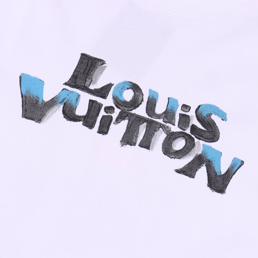 Louis Vuitton 25ss hand-painted graffiti rabbit head print short sleeveThe new summer channel limited edition retro brand logo is simple yet stylish. The summer street style is cool and the couple's temperament style is in white and black. Two colors are recommended for purchase. The custom-made high-weight knitted pure cotton fabric provided by the customer has a solid hand feel and looks very upscale when worn. It is soft and delicate. The beige version is made with a regular washed process, exuding a sense of style while still being fashionable and having a very street vibe. It is a must-have versatile item for high streets! The color matching is processed with the latest version of the computer printing system, which is very exquisite and shows your taste, allowing people to know at a glance what you are wearing. It combines taste and a sense of style. The loose OS cut is in line with the current trend aesthetic!