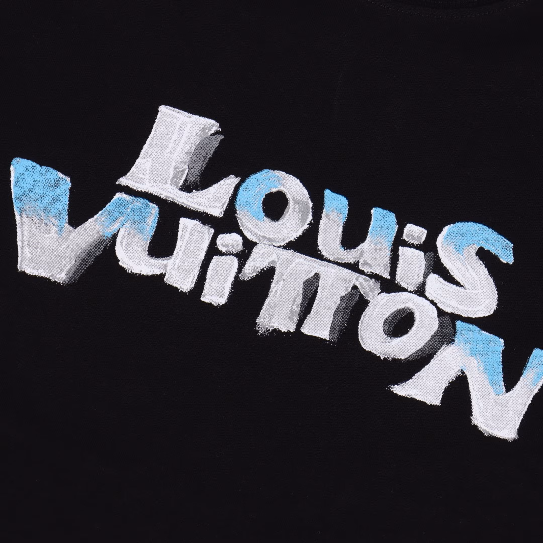 Louis Vuitton 25ss hand-painted graffiti rabbit head print short sleeveThe new summer channel limited edition retro brand logo is simple yet stylish. The summer street style is cool and the couple's temperament style is in white and black. Two colors are recommended for purchase. The custom-made high-weight knitted pure cotton fabric provided by the customer has a solid hand feel and looks very upscale when worn. It is soft and delicate. The beige version is made with a regular washed process, exuding a sense of style while still being fashionable and having a very street vibe. It is a must-have versatile item for high streets! The color matching is processed with the latest version of the computer printing system, which is very exquisite and shows your taste, allowing people to know at a glance what you are wearing. It combines taste and a sense of style. The loose OS cut is in line with the current trend aesthetic!