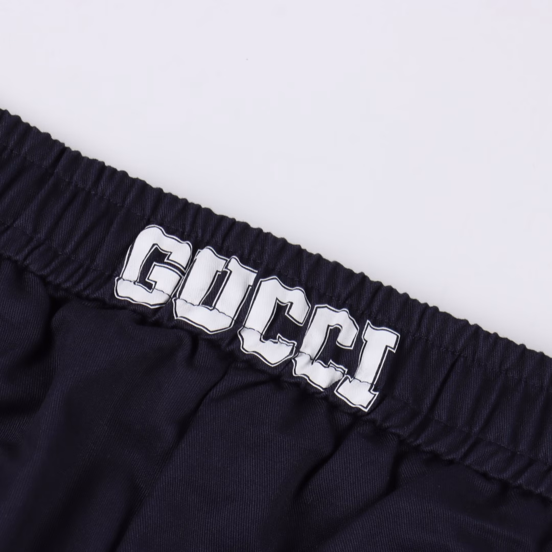 Gucci colorful drawstring functional casual shortsIt is made of custom-woven 360G100% dark blue pure cotton fabric, with custom weaving and dyeing, ensuring 100% consistent color. Elastic waistline, colorful leather head Logo drawstring design, the coolest casual shorts.