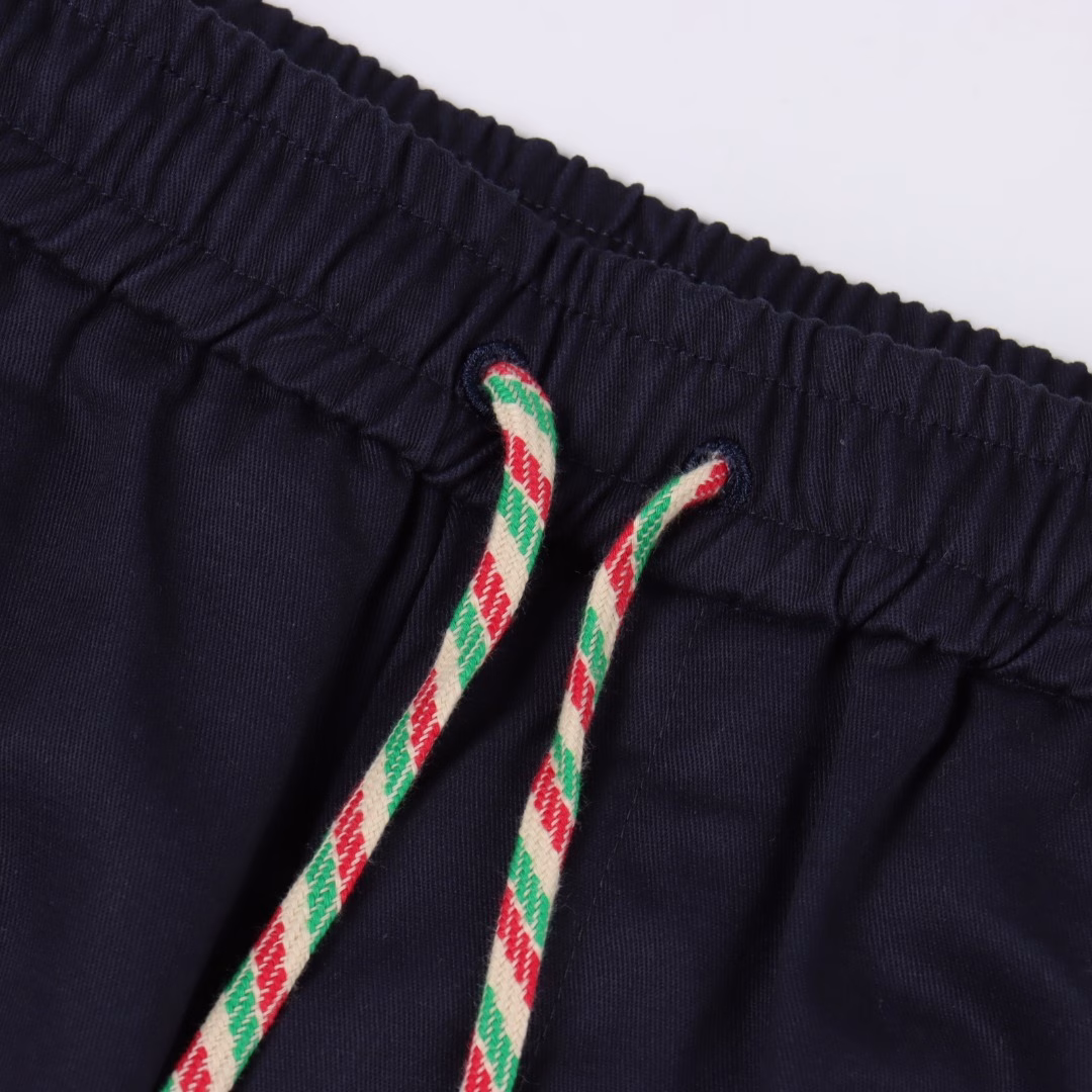 Gucci colorful drawstring functional casual shortsIt is made of custom-woven 360G100% dark blue pure cotton fabric, with custom weaving and dyeing, ensuring 100% consistent color. Elastic waistline, colorful leather head Logo drawstring design, the coolest casual shorts.