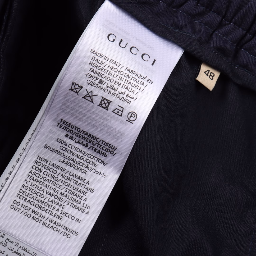 Gucci colorful drawstring functional casual shortsIt is made of custom-woven 360G100% dark blue pure cotton fabric, with custom weaving and dyeing, ensuring 100% consistent color. Elastic waistline, colorful leather head Logo drawstring design, the coolest casual shorts.